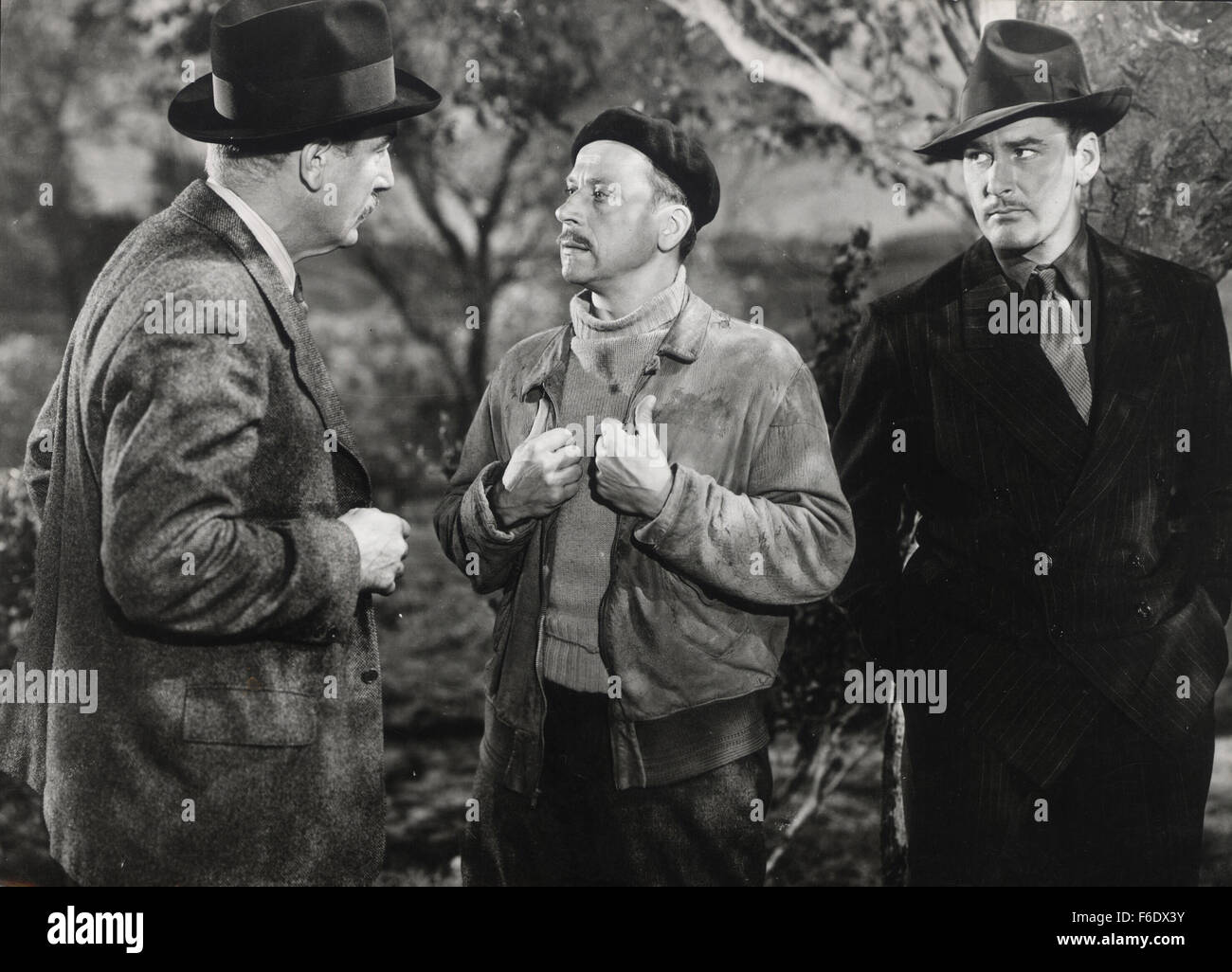 DATE DE SORTIE : Avril 22, 1944. Titre du film : Gloire incertaine. STUDIO : Warner Bros Pictures . Résumé : Au cours de la DEUXIÈME GUERRE MONDIALE, en France, Jean Picard est un criminel qui est sur le point d'être exécutées via la guillotine, mais d'un raid aérien interrompt elle et lui permet de s'échapper. Les voies de l'inspecteur Bonet le descendre et lui apporte en retour. Mais en chemin, ils entendent qu'un pont ferroviaire vitale pour les allemands a été détruit, soi-disant par les agents. Les Allemands prendre 100 Français et menacent de les exécuter à moins que les saboteurs s'avancer. Picard qui préféreraient mourir aux mains de l'opposition par fusillade t Banque D'Images