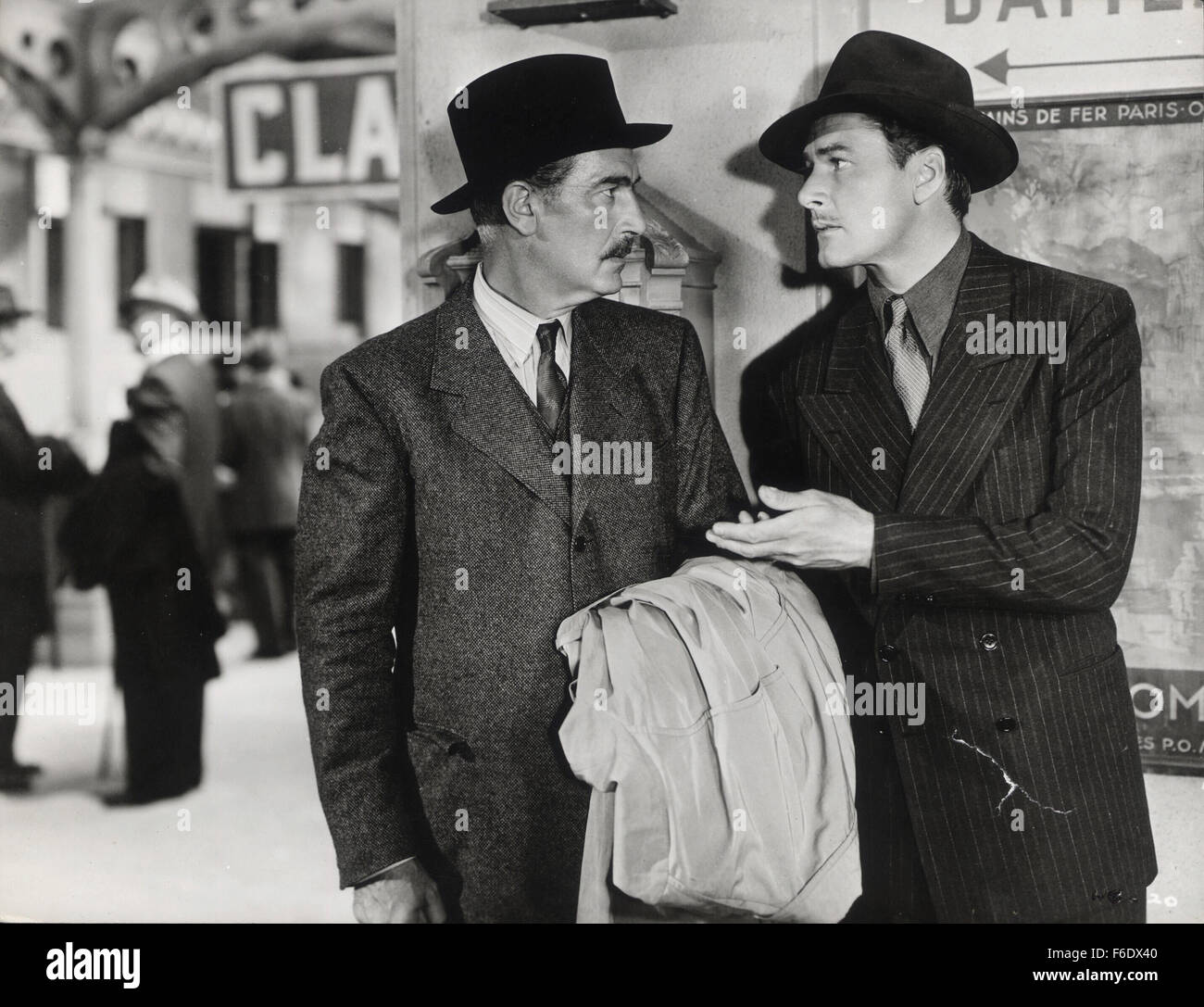 DATE DE SORTIE : Avril 22, 1944. Titre du film : Gloire incertaine. STUDIO : Warner Bros Pictures . Résumé : Au cours de la DEUXIÈME GUERRE MONDIALE, en France, Jean Picard est un criminel qui est sur le point d'être exécutées via la guillotine, mais d'un raid aérien interrompt elle et lui permet de s'échapper. Les voies de l'inspecteur Bonet le descendre et lui apporte en retour. Mais en chemin, ils entendent qu'un pont ferroviaire vitale pour les allemands a été détruit, soi-disant par les agents. Les Allemands prendre 100 Français et menacent de les exécuter à moins que les saboteurs s'avancer. Picard qui préféreraient mourir aux mains de l'opposition par fusillade t Banque D'Images