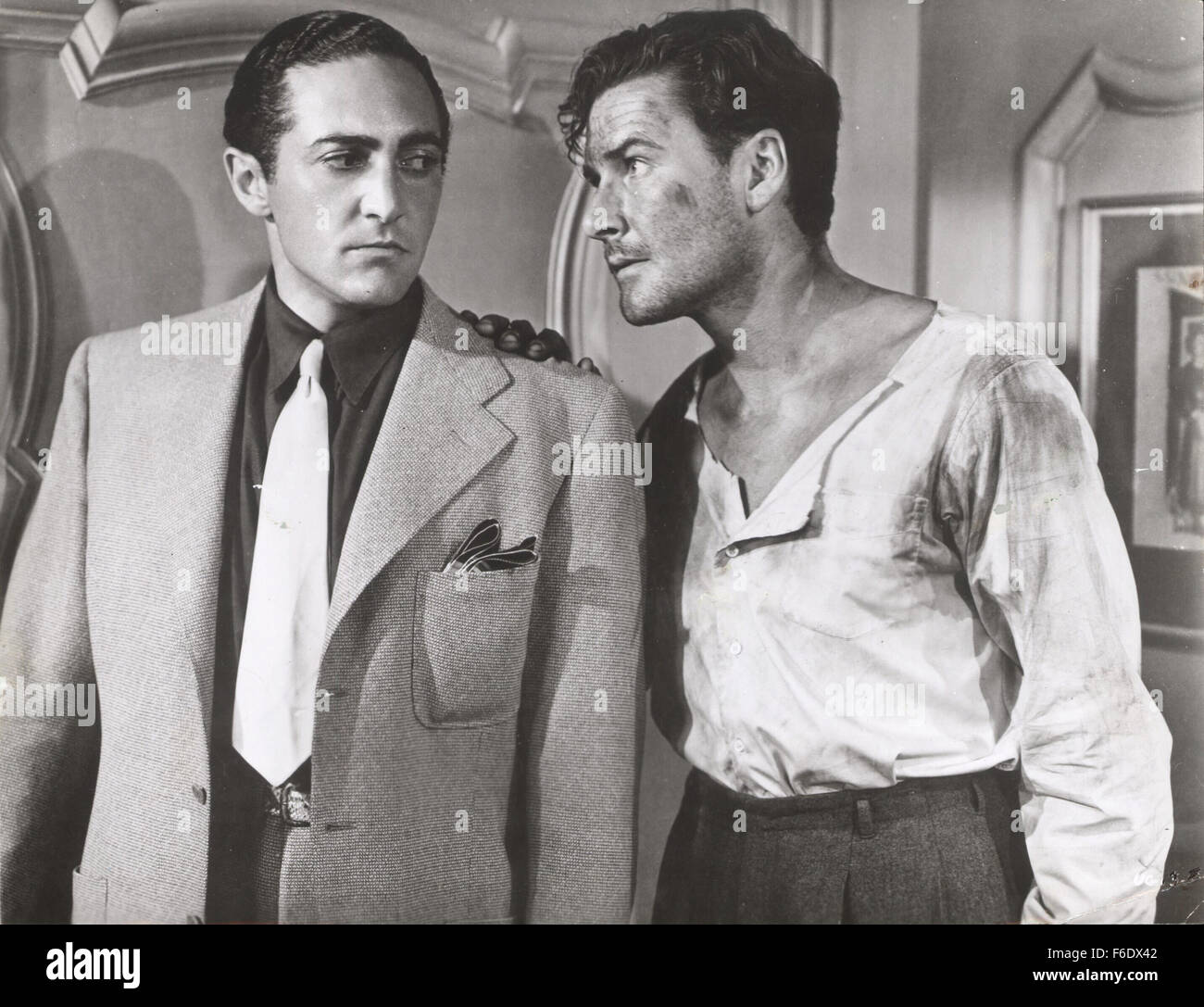 DATE DE SORTIE : Avril 22, 1944. Titre du film : Gloire incertaine. STUDIO : Warner Bros Pictures . Résumé : Au cours de la DEUXIÈME GUERRE MONDIALE, en France, Jean Picard est un criminel qui est sur le point d'être exécutées via la guillotine, mais d'un raid aérien interrompt elle et lui permet de s'échapper. Les voies de l'inspecteur Bonet le descendre et lui apporte en retour. Mais en chemin, ils entendent qu'un pont ferroviaire vitale pour les allemands a été détruit, soi-disant par les agents. Les Allemands prendre 100 Français et menacent de les exécuter à moins que les saboteurs s'avancer. Picard qui préféreraient mourir aux mains de l'opposition par fusillade t Banque D'Images