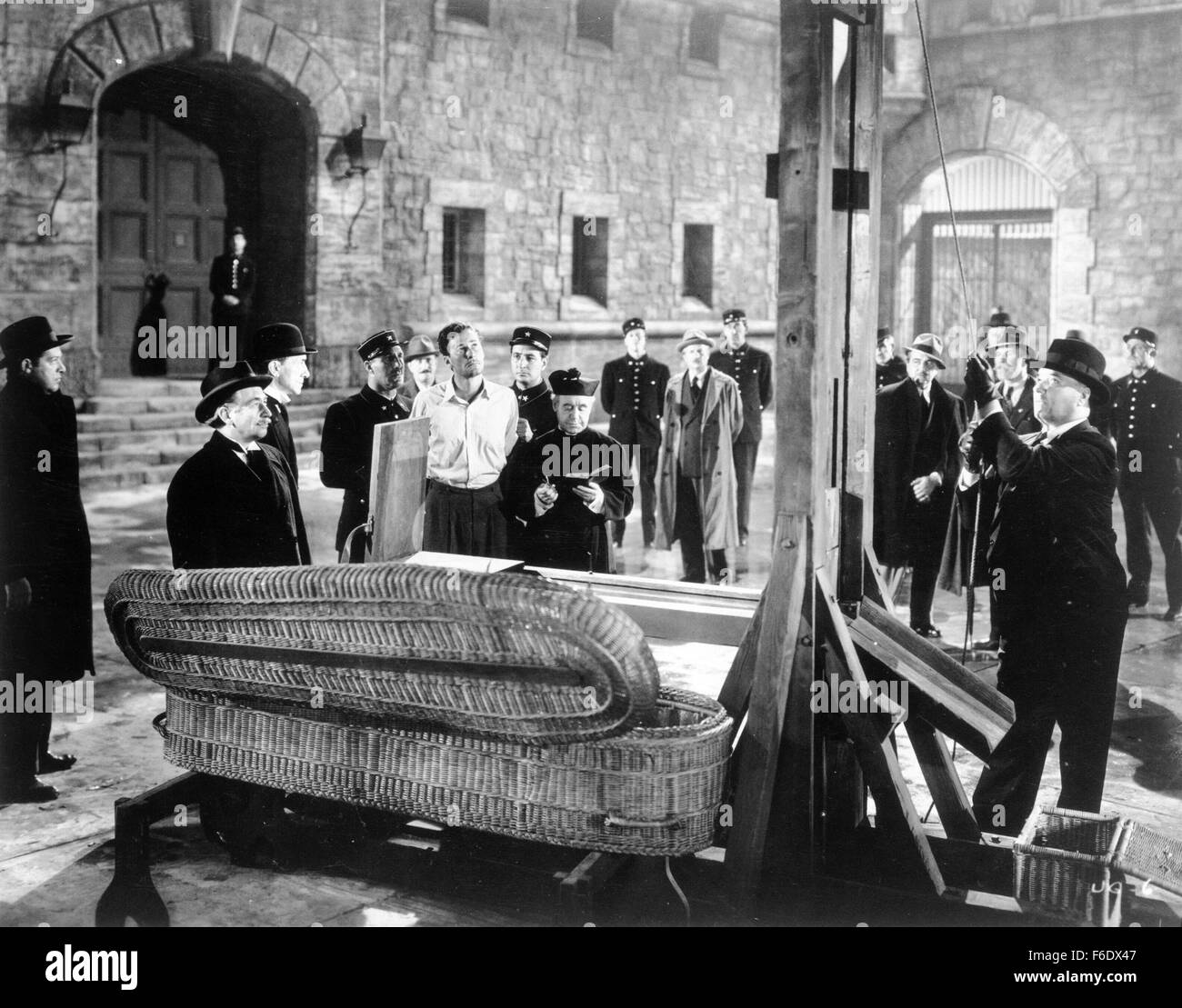 DATE DE SORTIE : Avril 22, 1944. Titre du film : Gloire incertaine. STUDIO : Warner Bros Pictures . Résumé : Au cours de la DEUXIÈME GUERRE MONDIALE, en France, Jean Picard est un criminel qui est sur le point d'être exécutées via la guillotine, mais d'un raid aérien interrompt elle et lui permet de s'échapper. Les voies de l'inspecteur Bonet le descendre et lui apporte en retour. Mais en chemin, ils entendent qu'un pont ferroviaire vitale pour les allemands a été détruit, soi-disant par les agents. Les Allemands prendre 100 Français et menacent de les exécuter à moins que les saboteurs s'avancer. Picard qui préféreraient mourir aux mains de l'opposition par fusillade t Banque D'Images