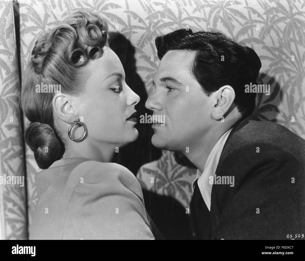 DATE DE SORTIE : Mai 20, 1944. Titre du film : entre deux mondes. STUDIO : Warner Bros Pictures. Résumé : Plusieurs personnes sont tués dans un raid aérien de Londres. Ils chaque éveillé à bord d'un navire étrange qui permettra de livrer chacun d'entre eux soit au ciel ou en enfer. Leur vie et l'histoire sont révélés comme ils commencent à réaliser individuellement où ils sont. Photo : JOHN GARFIELD comme Tom avant et Eleanor Parker comme Ann Bergner. Banque D'Images