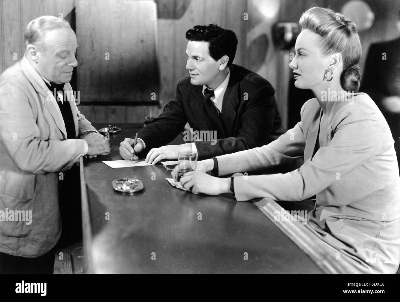 DATE DE SORTIE : Mai 20, 1944. Titre du film : entre deux mondes. STUDIO : Warner Bros Pictures. Résumé : Plusieurs personnes sont tués dans un raid aérien de Londres. Ils chaque éveillé à bord d'un navire étrange qui permettra de livrer chacun d'entre eux soit au ciel ou en enfer. Leur vie et l'histoire sont révélés comme ils commencent à réaliser individuellement où ils sont. Photo : JOHN GARFIELD comme Tom avant et Eleanor Parker comme Ann Bergner. Banque D'Images