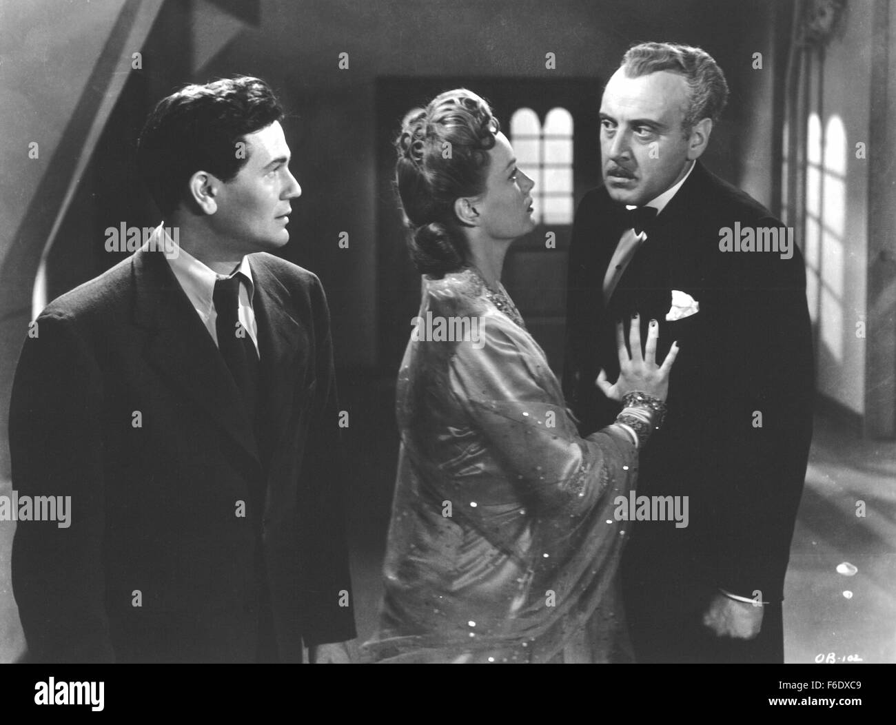 DATE DE SORTIE : Mai 20, 1944. Titre du film : entre deux mondes. STUDIO : Warner Bros Pictures. Résumé : Plusieurs personnes sont tués dans un raid aérien de Londres. Ils chaque éveillé à bord d'un navire étrange qui permettra de livrer chacun d'entre eux soit au ciel ou en enfer. Leur vie et l'histoire sont révélés comme ils commencent à réaliser individuellement où ils sont. Photo : JOHN GARFIELD comme Tom avant et Eleanor Parker comme Ann Bergner. Banque D'Images