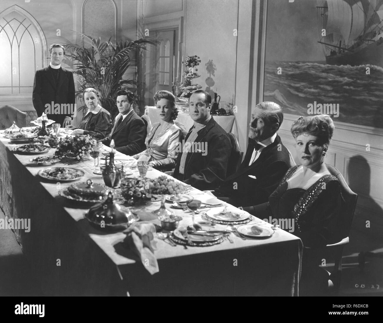 DATE DE SORTIE : Mai 20, 1944. Titre du film : entre deux mondes. STUDIO : Warner Bros Pictures. Résumé : Plusieurs personnes sont tués dans un raid aérien de Londres. Ils chaque éveillé à bord d'un navire étrange qui permettra de livrer chacun d'entre eux soit au ciel ou en enfer. Leur vie et l'histoire sont révélés comme ils commencent à réaliser individuellement où ils sont. Photo : JOHN GARFIELD comme Tom avant et Eleanor Parker comme Ann Bergner. Banque D'Images