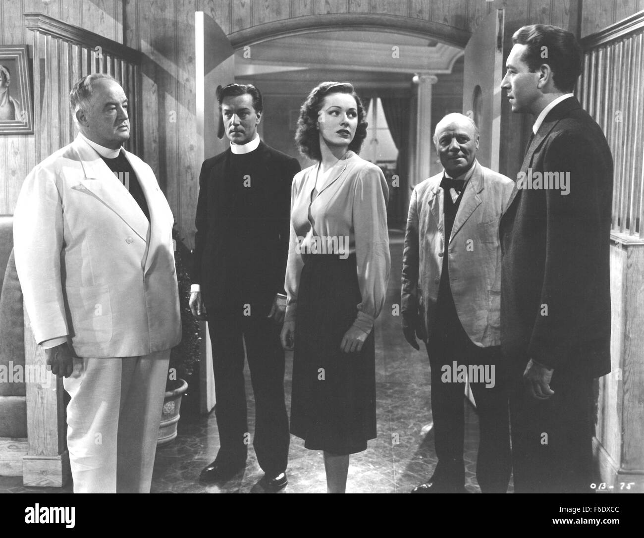 DATE DE SORTIE : Mai 20, 1944. Titre du film : entre deux mondes. STUDIO : Warner Bros Pictures. Résumé : Plusieurs personnes sont tués dans un raid aérien de Londres. Ils chaque éveillé à bord d'un navire étrange qui permettra de livrer chacun d'entre eux soit au ciel ou en enfer. Leur vie et l'histoire sont révélés comme ils commencent à réaliser individuellement où ils sont. Photo : JOHN GARFIELD comme Tom avant et Sydney Greenstreet comme Révérend Tim Thompson. Banque D'Images