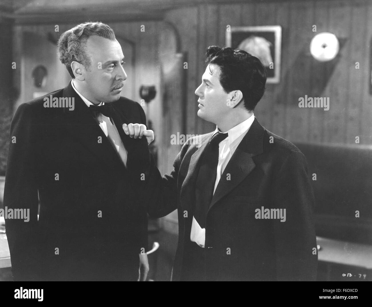 DATE DE SORTIE : Mai 20, 1944. Titre du film : entre deux mondes. STUDIO : Warner Bros Pictures. Résumé : Plusieurs personnes sont tués dans un raid aérien de Londres. Ils chaque éveillé à bord d'un navire étrange qui permettra de livrer chacun d'entre eux soit au ciel ou en enfer. Leur vie et l'histoire sont révélés comme ils commencent à réaliser individuellement où ils sont. Photo : JOHN GARFIELD comme Tom avant. Banque D'Images