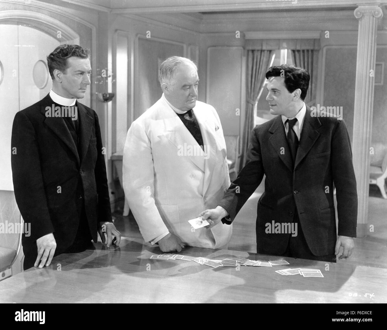 DATE DE SORTIE : Mai 20, 1944. Titre du film : entre deux mondes. STUDIO : Warner Bros Pictures. Résumé : Plusieurs personnes sont tués dans un raid aérien de Londres. Ils chaque éveillé à bord d'un navire étrange qui permettra de livrer chacun d'entre eux soit au ciel ou en enfer. Leur vie et l'histoire sont révélés comme ils commencent à réaliser individuellement où ils sont. Photo : JOHN GARFIELD comme Tom avant et Sydney Greenstreet comme Révérend Tim Thompson. Banque D'Images