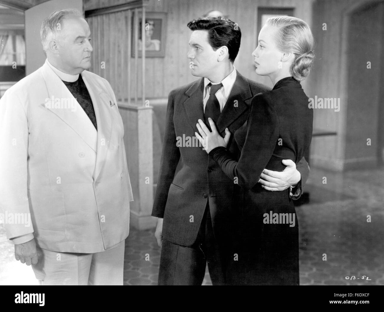 DATE DE SORTIE : Mai 20, 1944. Titre du film : entre deux mondes. STUDIO : Warner Bros Pictures. Résumé : Plusieurs personnes sont tués dans un raid aérien de Londres. Ils chaque éveillé à bord d'un navire étrange qui permettra de livrer chacun d'entre eux soit au ciel ou en enfer. Leur vie et l'histoire sont révélés comme ils commencent à réaliser individuellement où ils sont. Photo : JOHN GARFIELD comme Tom avant, Eleanor Parker comme Ann Bergner et Sydney Greenstreet comme Révérend Tim Thompson. Banque D'Images