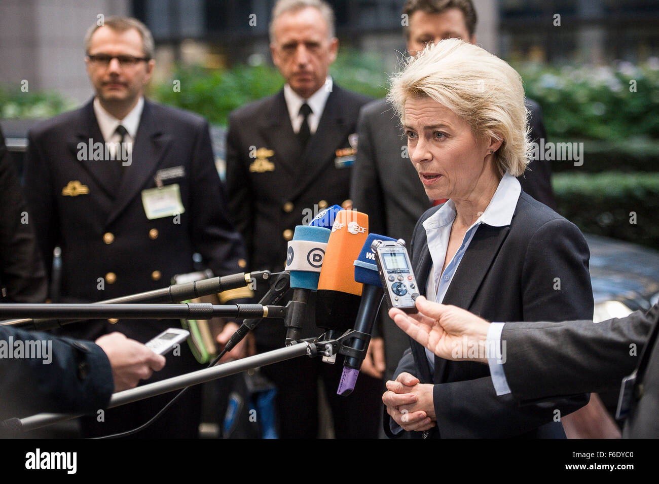 Bruxelles, Bxl, Belgique. 17 novembre, 2015. Le ministre allemand de la défense, Ursula von der Leyen au début d'une réunion des ministres de la défense européenne à Bruxelles, Belgique le 17.11.2015 par Wiktor Dabkowski Wiktor Dabkowski/crédit : ZUMA Wire/Alamy Live News Banque D'Images