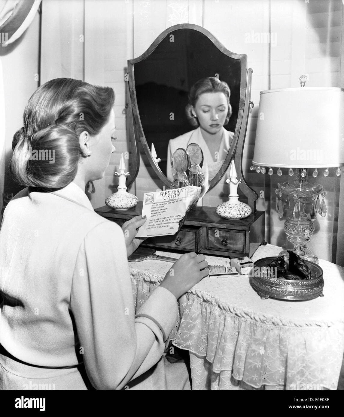 Publié : mars 5, 1949 - Film Original Title : A Woman's Secret - PLOT : Susan est déterminant dans l'hôpital avec une balle près de son coeur. Marian a dit à la police qu'elle tourné Susan dans une rage que Susan a été l'abandon de son chant. Marian et Luc trouvé Susan lorsqu'elle a été un échec. Un chanteur avec une portée limitée, elle était un diamant brut à laquelle Marian et Luke apprend à marcher, s'habiller et de parler. Avec les cours de chant, Marian avait espéré qu'elle aurait la carrière que Marian aurait eu si elle n'avait pas perdu sa voix. Bien que Susan est une tête folle fille, Luc ne croit pas t Banque D'Images