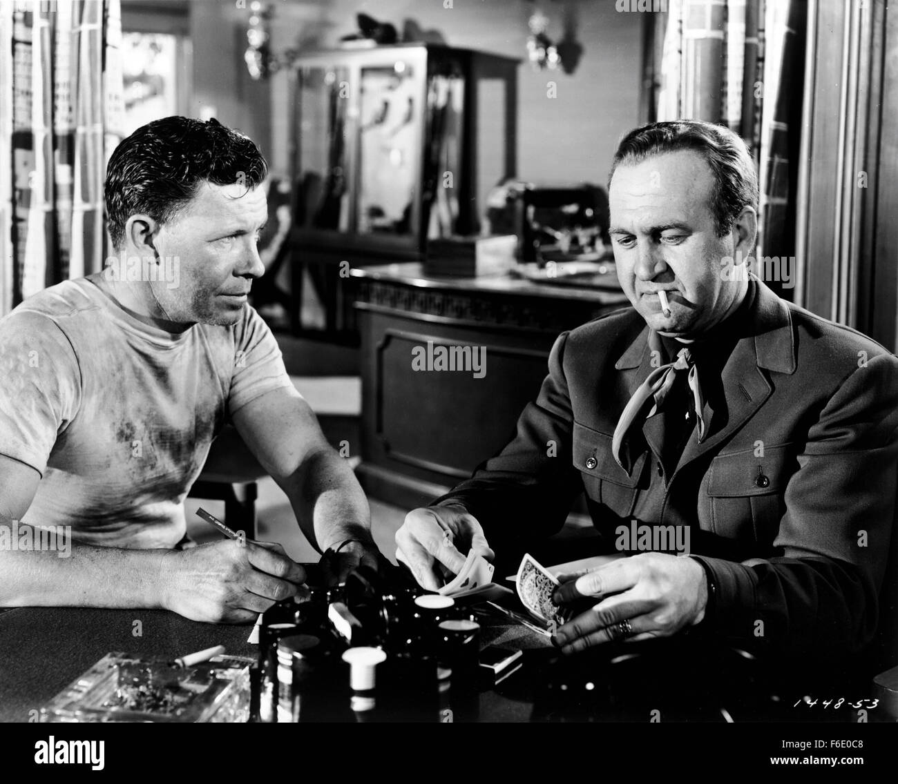 DATE DE SORTIE : Octobre 28, 1949. Titre du film : Border Incident. STUDIO : Metro-Goldwyn-Mayer (MGM). PLOT : o pénétrer un gang mexicain illégal l'exploitation des travailleurs agricoles en contrebande en Californie (et ne pas laisser de témoins en direct), l'agent fédéral mexicain Pablo Rodriguez pose comme un ignorant bracero, tandis que son homologue américain Jack Bearnes travaille de l'extérieur. Bientôt, les deux sont en danger mortel du meneur, rancher Owen Parkson, sinistre et trouver nuit à la ferme pour être plein de film-noir de l'ombre menace. Sur la photo : . Banque D'Images