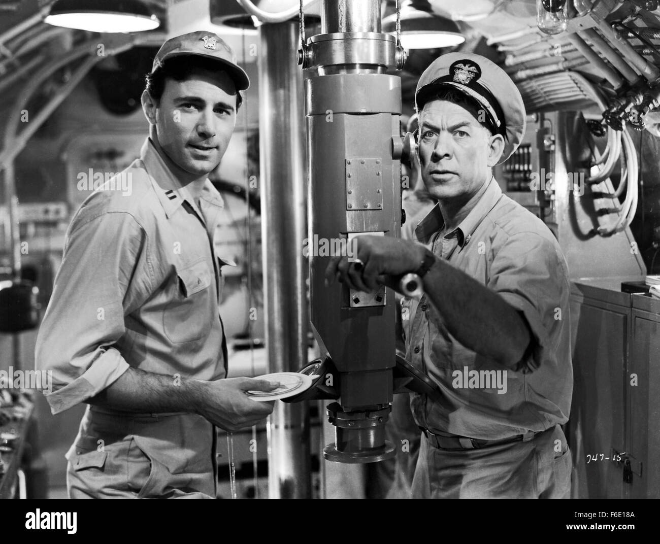 DATE DE SORTIE : Janvier 27, 1951. Titre du film : l'opération du Pacifique. STUDIO : Warner Bros Pictures. Résumé : PENDANT LA SECONDE GUERRE MONDIALE, Duke E. Gifford est commandant en second de l'USS Thunderfish, un sous-marin qui est le tir de torpilles qu'exploser trop tôt ou ne jamais exploser à tous. C'est un dilemme qu'il va éventuellement prendre personnellement. Encore plus personnelle est sa quête pour reconquérir son ex-femme, une infirmière ; mais il devra gagner son retour d'un aviateur de la marine qui se trouve être son petit frère du commandant. Sur la photo : WARD BOND que la Cmdr. John T. Perry. Banque D'Images