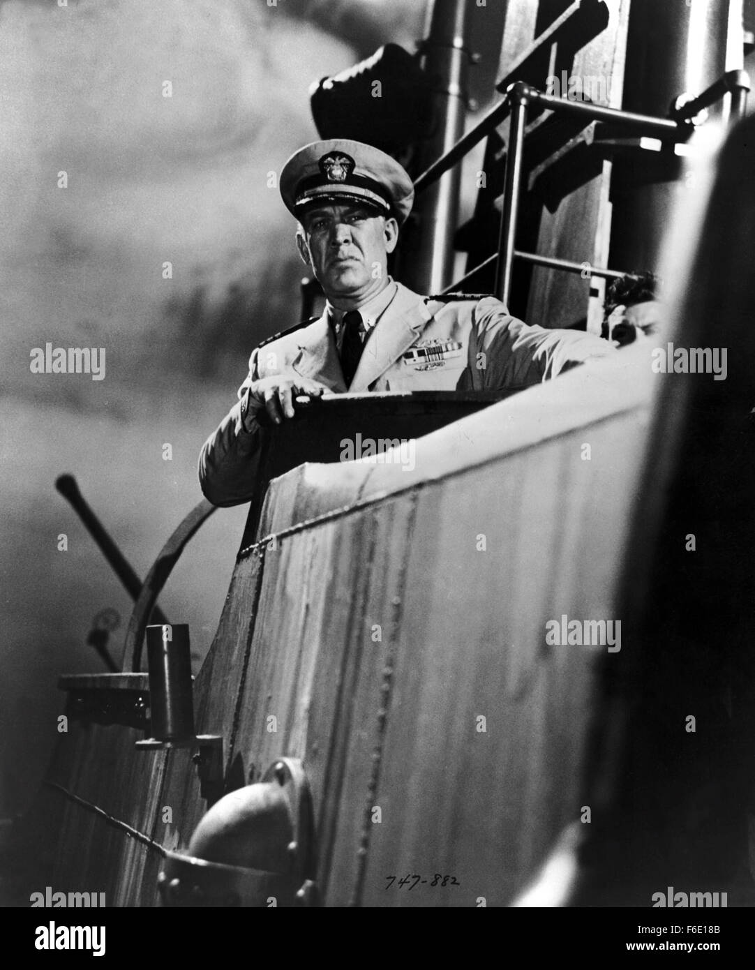 DATE DE SORTIE : Janvier 27, 1951. Titre du film : l'opération du Pacifique. STUDIO : Warner Bros Pictures. Résumé : PENDANT LA SECONDE GUERRE MONDIALE, Duke E. Gifford est commandant en second de l'USS Thunderfish, un sous-marin qui est le tir de torpilles qu'exploser trop tôt ou ne jamais exploser à tous. C'est un dilemme qu'il va éventuellement prendre personnellement. Encore plus personnelle est sa quête pour reconquérir son ex-femme, une infirmière ; mais il devra gagner son retour d'un aviateur de la marine qui se trouve être son petit frère du commandant. Sur la photo : WARD BOND que la Cmdr. John T. Perry. Banque D'Images