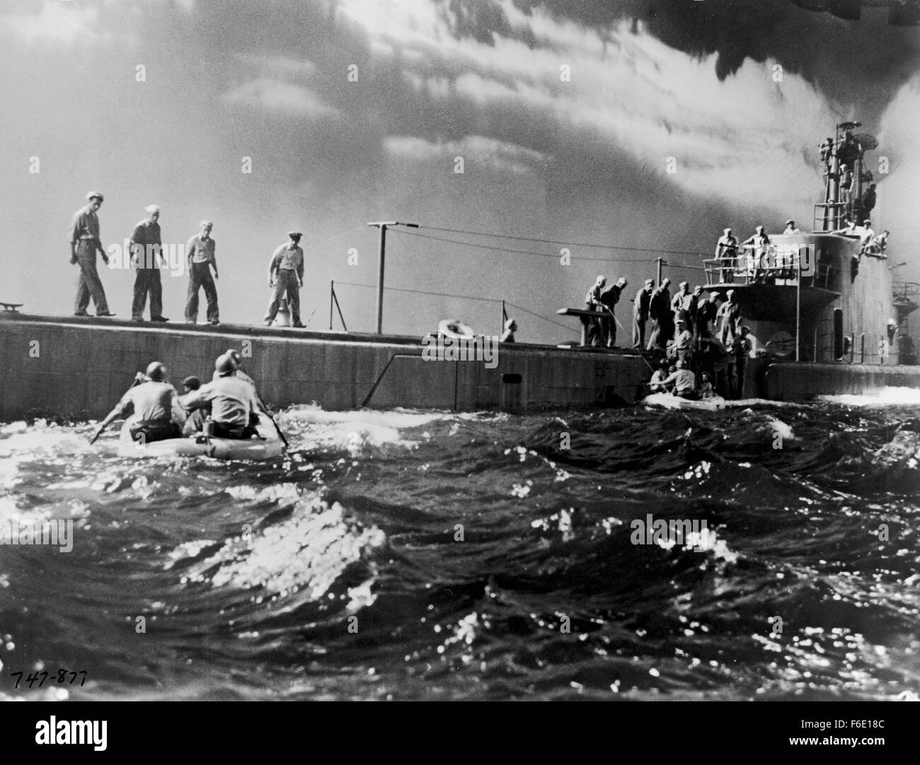 DATE DE SORTIE : Janvier 27, 1951. Titre du film : l'opération du Pacifique. STUDIO : Warner Bros Pictures. Résumé : PENDANT LA SECONDE GUERRE MONDIALE, Duke E. Gifford est commandant en second de l'USS Thunderfish, un sous-marin qui est le tir de torpilles qu'exploser trop tôt ou ne jamais exploser à tous. C'est un dilemme qu'il va éventuellement prendre personnellement. Encore plus personnelle est sa quête pour reconquérir son ex-femme, une infirmière ; mais il devra gagner son retour d'un aviateur de la marine qui se trouve être son petit frère du commandant. Sur la photo : . Banque D'Images