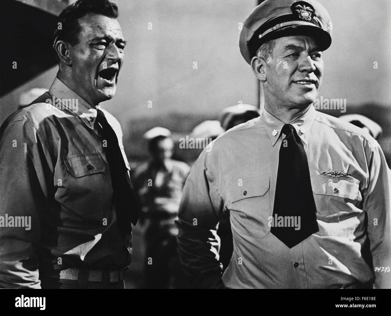 DATE DE SORTIE : Janvier 27, 1951. Titre du film : l'opération du Pacifique. STUDIO : Warner Bros Pictures. Résumé : PENDANT LA SECONDE GUERRE MONDIALE, Duke E. Gifford est commandant en second de l'USS Thunderfish, un sous-marin qui est le tir de torpilles qu'exploser trop tôt ou ne jamais exploser à tous. C'est un dilemme qu'il va éventuellement prendre personnellement. Encore plus personnelle est sa quête pour reconquérir son ex-femme, une infirmière ; mais il devra gagner son retour d'un aviateur de la marine qui se trouve être son petit frère du commandant. Photo : JOHN WAYNE le lieutenant Cmdr. Duke E. Gifford. Banque D'Images