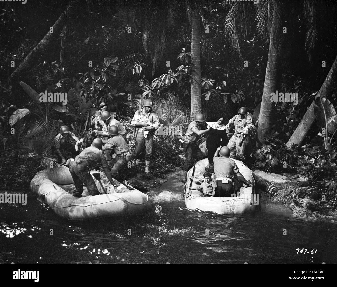 DATE DE SORTIE : Janvier 27, 1951. Titre du film : l'opération du Pacifique. STUDIO : Warner Bros Pictures. Résumé : PENDANT LA SECONDE GUERRE MONDIALE, Duke E. Gifford est commandant en second de l'USS Thunderfish, un sous-marin qui est le tir de torpilles qu'exploser trop tôt ou ne jamais exploser à tous. C'est un dilemme qu'il va éventuellement prendre personnellement. Encore plus personnelle est sa quête pour reconquérir son ex-femme, une infirmière ; mais il devra gagner son retour d'un aviateur de la marine qui se trouve être son petit frère du commandant. Sur la photo : . Banque D'Images