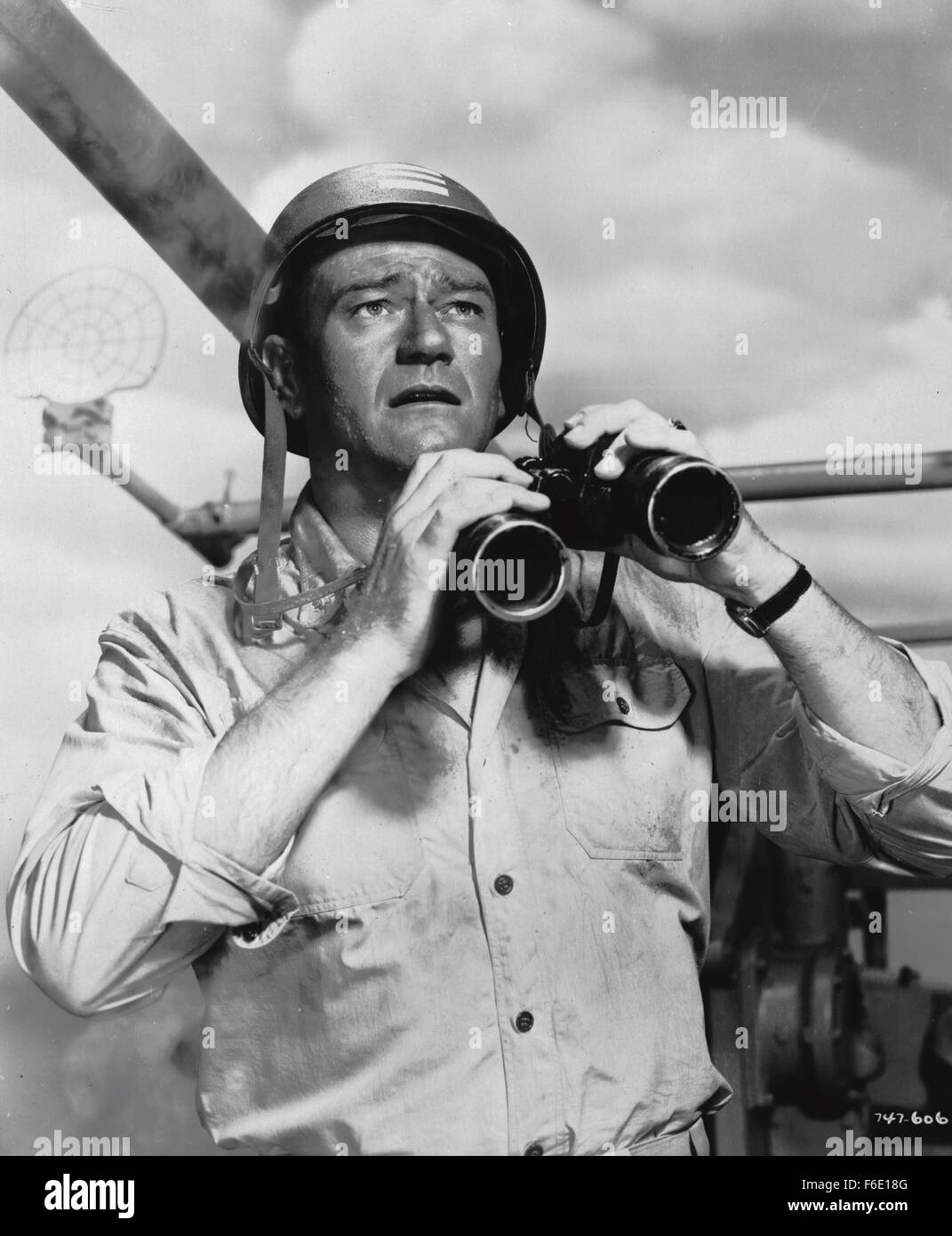 DATE DE SORTIE : Janvier 27, 1951. Titre du film : l'opération du Pacifique. STUDIO : Warner Bros Pictures. Résumé : PENDANT LA SECONDE GUERRE MONDIALE, Duke E. Gifford est commandant en second de l'USS Thunderfish, un sous-marin qui est le tir de torpilles qu'exploser trop tôt ou ne jamais exploser à tous. C'est un dilemme qu'il va éventuellement prendre personnellement. Encore plus personnelle est sa quête pour reconquérir son ex-femme, une infirmière ; mais il devra gagner son retour d'un aviateur de la marine qui se trouve être son petit frère du commandant. Photo : JOHN WAYNE le lieutenant Cmdr. Duke E. Gifford. Banque D'Images