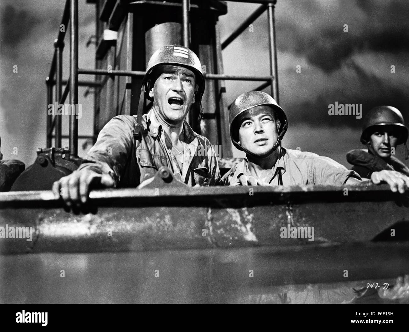 DATE DE SORTIE : Janvier 27, 1951. Titre du film : l'opération du Pacifique. STUDIO : Warner Bros Pictures. Résumé : PENDANT LA SECONDE GUERRE MONDIALE, Duke E. Gifford est commandant en second de l'USS Thunderfish, un sous-marin qui est le tir de torpilles qu'exploser trop tôt ou ne jamais exploser à tous. C'est un dilemme qu'il va éventuellement prendre personnellement. Encore plus personnelle est sa quête pour reconquérir son ex-femme, une infirmière ; mais il devra gagner son retour d'un aviateur de la marine qui se trouve être son petit frère du commandant. Photo : JOHN WAYNE le lieutenant Cmdr. Duke E. Gifford. Banque D'Images