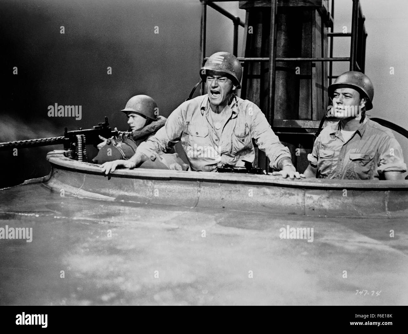 DATE DE SORTIE : Janvier 27, 1951. Titre du film : l'opération du Pacifique. STUDIO : Warner Bros Pictures. Résumé : PENDANT LA SECONDE GUERRE MONDIALE, Duke E. Gifford est commandant en second de l'USS Thunderfish, un sous-marin qui est le tir de torpilles qu'exploser trop tôt ou ne jamais exploser à tous. C'est un dilemme qu'il va éventuellement prendre personnellement. Encore plus personnelle est sa quête pour reconquérir son ex-femme, une infirmière ; mais il devra gagner son retour d'un aviateur de la marine qui se trouve être son petit frère du commandant. Photo : JOHN WAYNE le lieutenant Cmdr. Duke E. Gifford. Banque D'Images