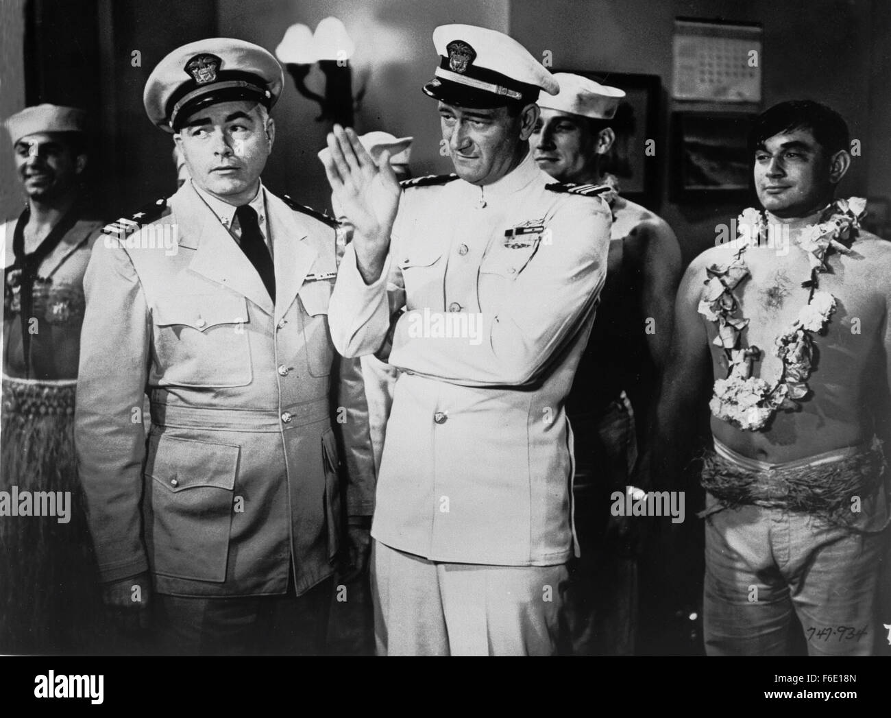 DATE DE SORTIE : Janvier 27, 1951. Titre du film : l'opération du Pacifique. STUDIO : Warner Bros Pictures. Résumé : PENDANT LA SECONDE GUERRE MONDIALE, Duke E. Gifford est commandant en second de l'USS Thunderfish, un sous-marin qui est le tir de torpilles qu'exploser trop tôt ou ne jamais exploser à tous. C'est un dilemme qu'il va éventuellement prendre personnellement. Encore plus personnelle est sa quête pour reconquérir son ex-femme, une infirmière ; mais il devra gagner son retour d'un aviateur de la marine qui se trouve être son petit frère du commandant. Photo : JOHN WAYNE le lieutenant Cmdr. Duke E. Gifford. Banque D'Images