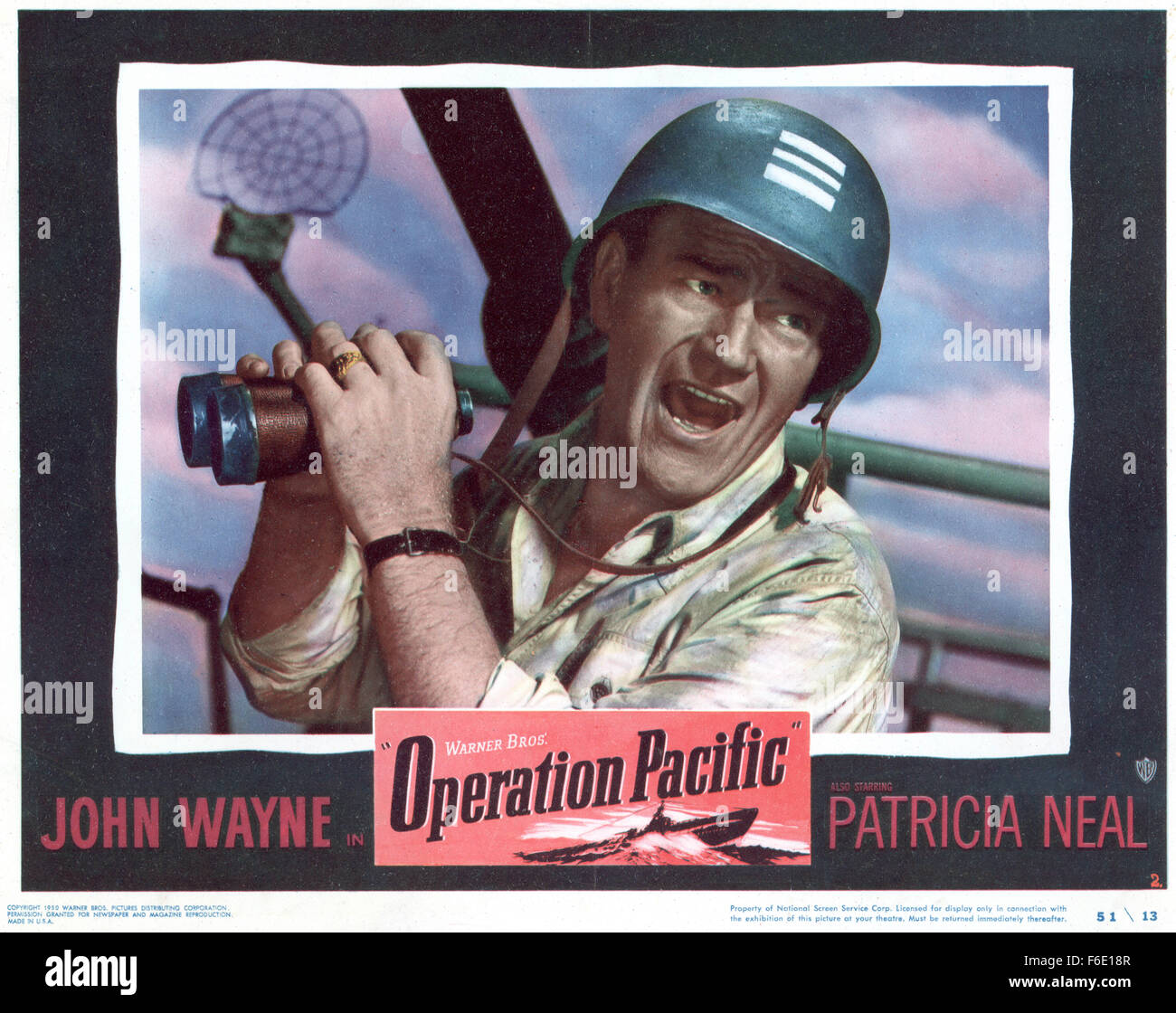 DATE DE SORTIE : Janvier 27, 1951. Titre du film : l'opération du Pacifique. STUDIO : Warner Bros Pictures. Résumé : PENDANT LA SECONDE GUERRE MONDIALE, Duke E. Gifford est commandant en second de l'USS Thunderfish, un sous-marin qui est le tir de torpilles qu'exploser trop tôt ou ne jamais exploser à tous. C'est un dilemme qu'il va éventuellement prendre personnellement. Encore plus personnelle est sa quête pour reconquérir son ex-femme, une infirmière ; mais il devra gagner son retour d'un aviateur de la marine qui se trouve être son petit frère du commandant. Photo : JOHN WAYNE le lieutenant Cmdr. Duke E. Gifford. Banque D'Images