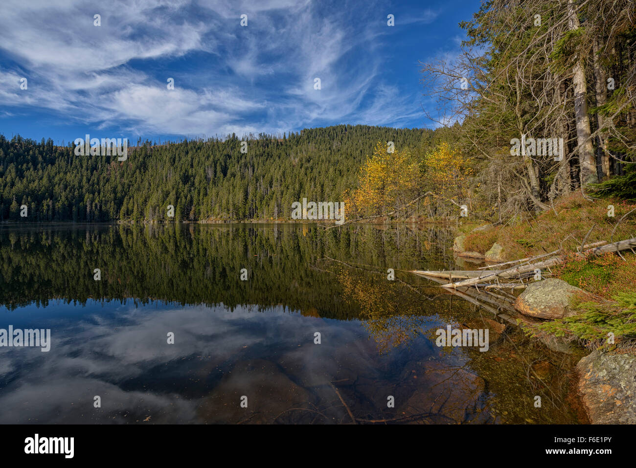 La réflexion avec les nuages en Čertovo jezero en automne, le Parc National de Šumava, Čertovo, Sumava, République Tchèque Banque D'Images