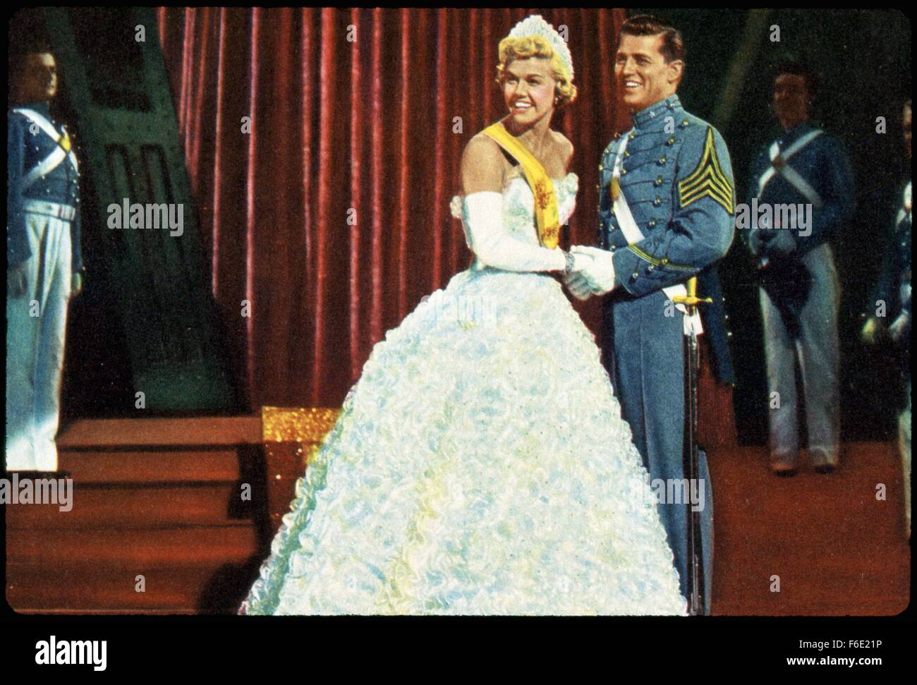 DATE DE SORTIE : Décembre 25, 1950 Title : La West Point Story Studio : Warner Bros Pictures Réalisateur : Roy Del Ruth PLOT : Broadway Bix Bixby, directeur vers le bas sur sa chance (grâce au jeu), à contre-coeur est persuadé d'aller à l'académie militaire de West Point (avec Eve, son assistant et le change de l'amour) pour aider les élèves de présenter leur spectacle. Arrière-pensée : recruter des élève star Tom Fletcher pour la nouvelle production Harry Eberhart (Eberhart se trouve être l'oncle Tom). Puis, Bixby conclut qu'il a lui-même doit vivre comme un cadet. Sur la photo : DORIS DAY comme Jan Wilson et GORDON MACRAE que Tom Fletche Banque D'Images