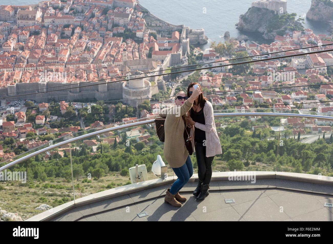 Deux femmes 20-29 prenant une Srd lookout selfies, Tm, Dubrovnik, Croatie Banque D'Images