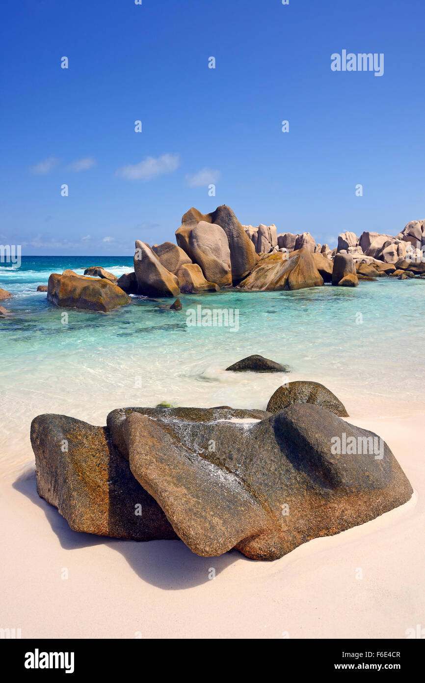 Anse marron ou la source Marron, plage avec rochers, l'île de La Digue, Seychelles Banque D'Images