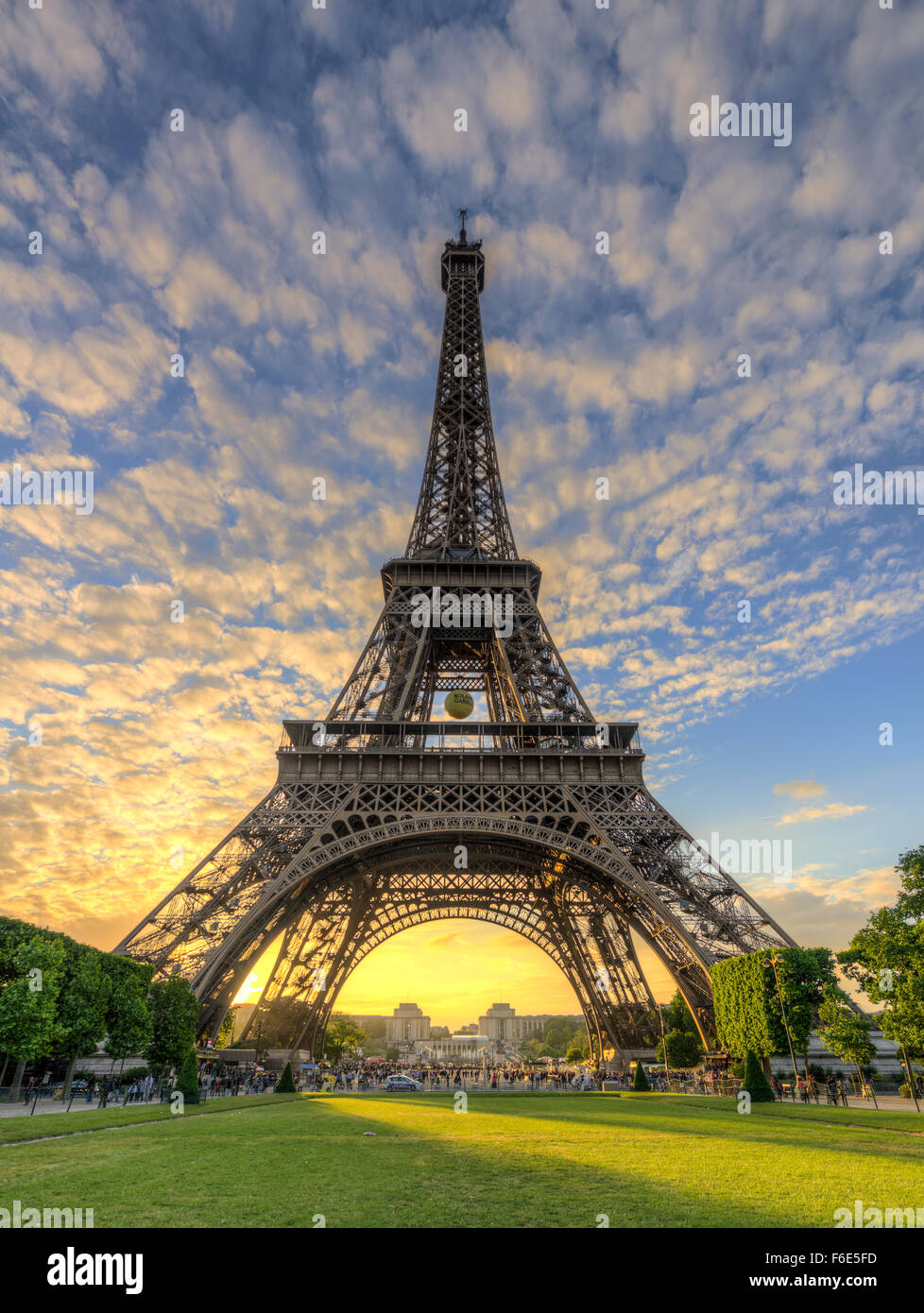 Coucher de soleil derrière la tour Eiffel, du Champ de Mars, Paris, Ile-de-France, France Banque D'Images
