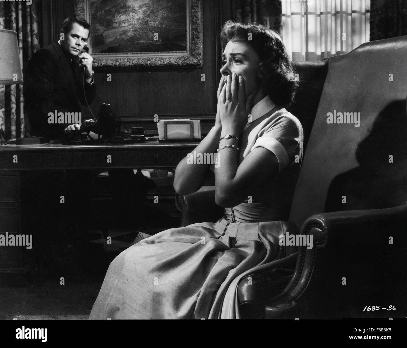 DATE DE SORTIE : Janvier 24, 1956. Titre du film : rançon. STUDIO : Metro-Goldwyn-Mayer (MGM). Résumé : lorsque son fils Andy est enlevés et retenus en otage, David Stannard liquide ses actifs afin de satisfaire la demande d'un demi-million de dollars. Une simple remarque de journaliste Telfer Charlie lui fait changer d'avis. Malgré les supplications de sa femme Edith et son frère Al, et la condamnation qui en résulte de la presse et du public, Stannard va sur une émission de télévision, affiche l'argent et met en garde le ravisseur que pas un cent sera payé de rançon ; au lieu de l'argent sera utilisé pour traquer les k Banque D'Images