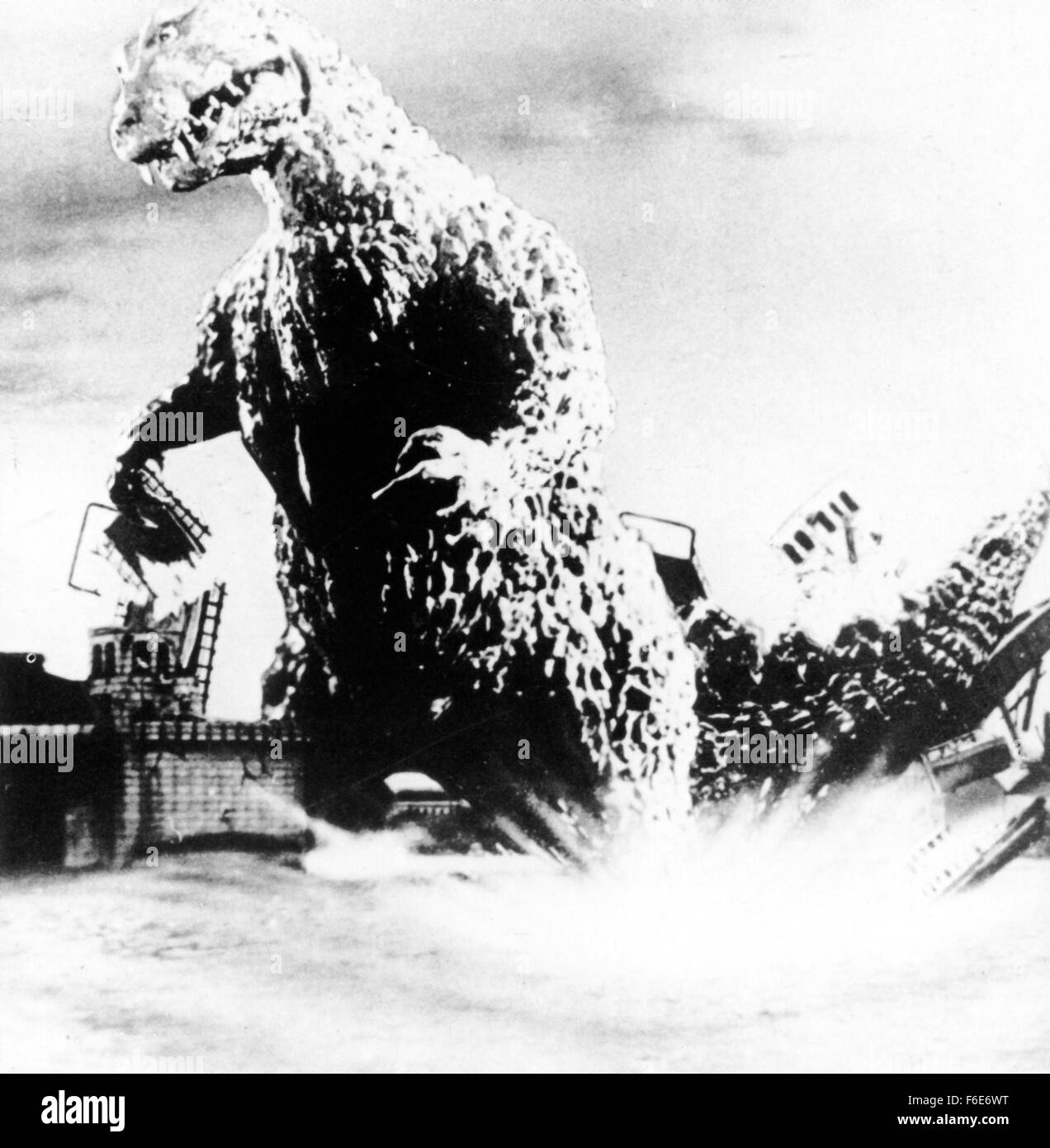 DATE DE SORTIE : Avril 27, 1956. Titre du film : Godzilla. STUDIO : Jewell Enterprises Inc. Résumé : Quand l'Américain Steve Martin journaliste enquête sur une série de catastrophes mystérieuses au large de la côte du Japon, il se retrouve face à face avec une ancienne créature si puissante et si terrifiante, il peut réduire à Tokyo un mégot de cimetière. Les essais d'armes nucléaires recréé ce vestige de l'ère jurassique, et maintenant, c'est saccager tout le Japon. La nuit, Godzilla filtre la Tokyo semant la mort et la destruction dans son sillage, disparaissant dans la baie de Tokyo quand sa colère s'apaise. Les armes conventionnelles sont inutiles contre Banque D'Images