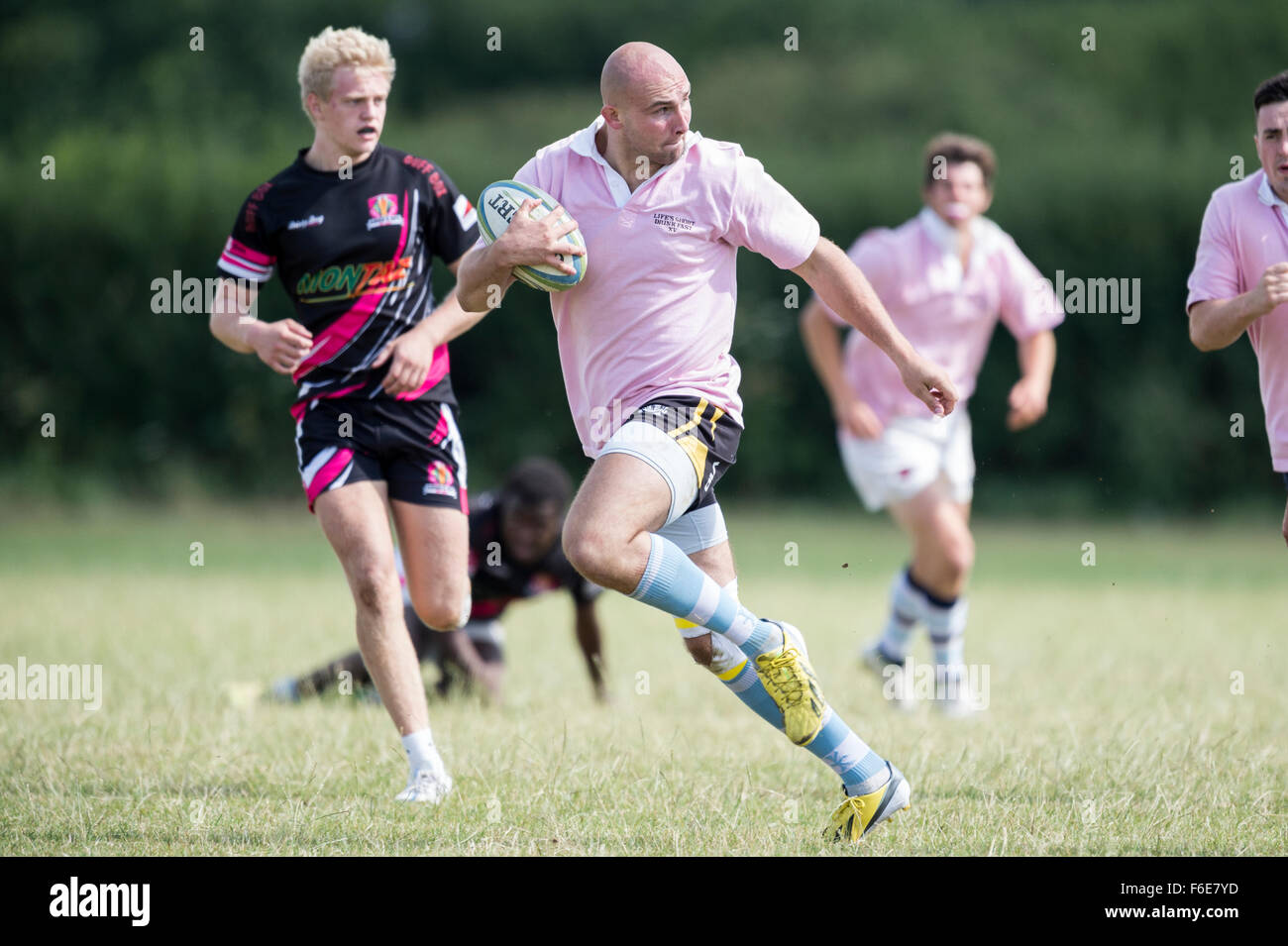 Les joueurs de rugby en action Banque D'Images