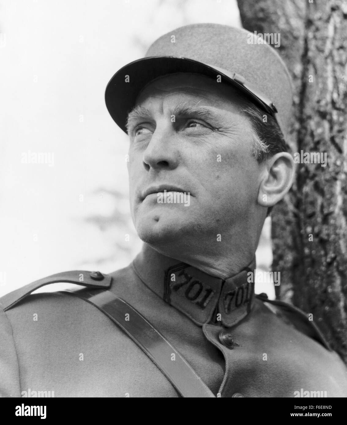 DATE DE SORTIE : Décembre 25, 1957. Titre du film : Sentiers de la gloire. STUDIO : Bryna Productions. Résumé : Dans la région de Stanley Kubrick'sSentiers de la gloire, la guerre est vue en termes de pouvoir. Cette urgence hypnotique, film sur un vrai épisode de la Seconde Guerre mondiale, J'associe l'idée que les différences de classe sont plus importants que les différences nationales à canon avec la théorie de la guerre, la théorie que les soldats ne sont que des pions entre les mains de généraux qui jouent à la guerre, c'est s'il s'agissait d'un jeu d'échecs. Le résultat de ce film a été l'apparition de l'un des grands talents dans le cinéma contemporain, le maître dont la grande Banque D'Images