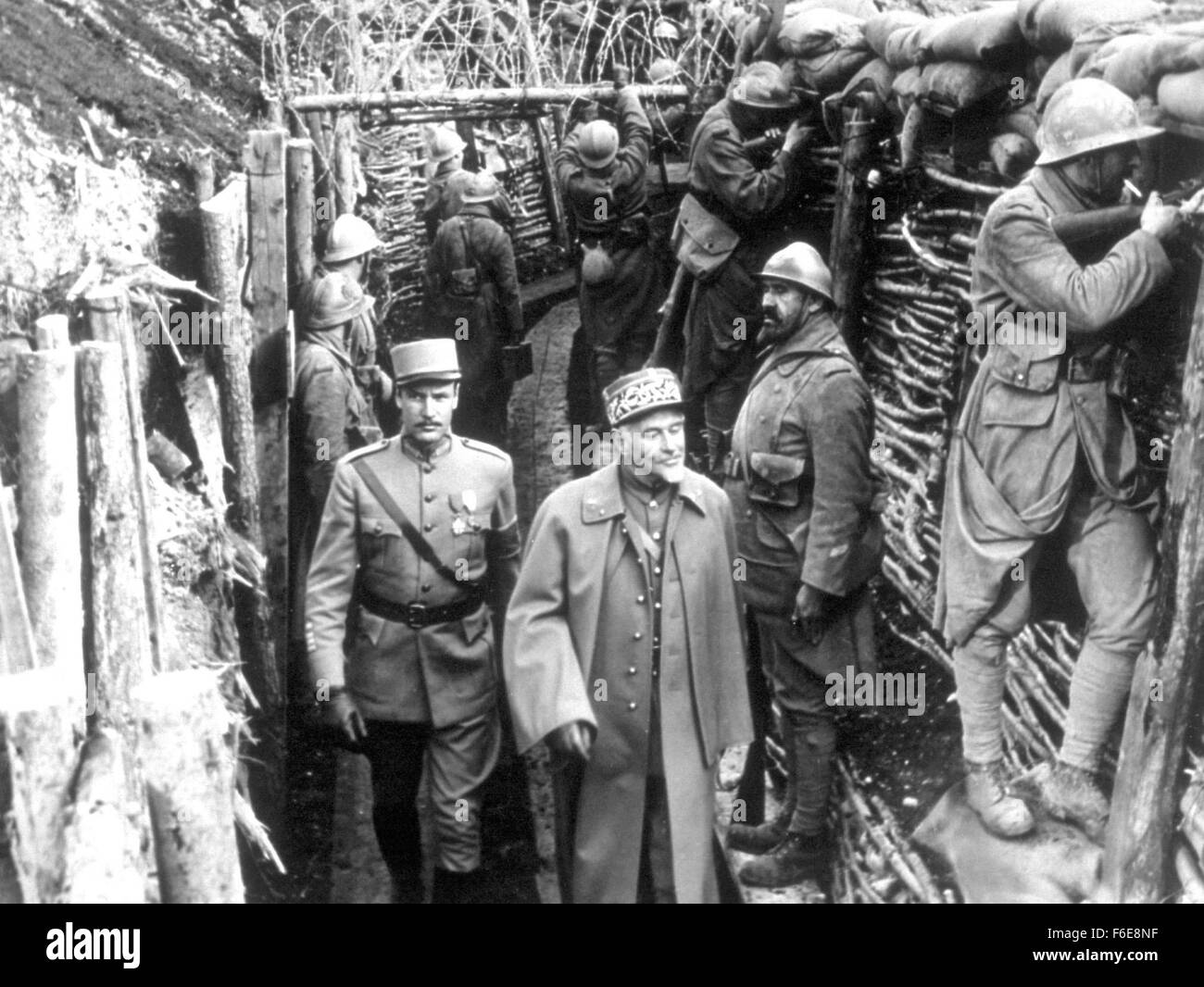 DATE DE SORTIE : Décembre 25, 1957. Titre du film : Sentiers de la gloire. STUDIO : Bryna Productions. Résumé : Dans la région de Stanley Kubrick'sSentiers de la gloire, la guerre est vue en termes de pouvoir. Cette urgence hypnotique, film sur un vrai épisode de la Seconde Guerre mondiale, J'associe l'idée que les différences de classe sont plus importants que les différences nationales à canon avec la théorie de la guerre, la théorie que les soldats ne sont que des pions entre les mains de généraux qui jouent à la guerre, c'est s'il s'agissait d'un jeu d'échecs. Le résultat de ce film a été l'apparition de l'un des grands talents dans le cinéma contemporain, le maître dont la grande Banque D'Images