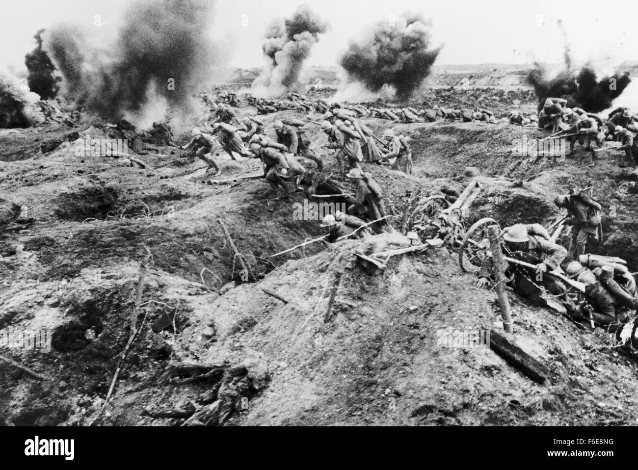 DATE DE SORTIE : Décembre 25, 1957. Titre du film : Sentiers de la gloire. STUDIO : Bryna Productions. Résumé : Dans la région de Stanley Kubrick'sSentiers de la gloire, la guerre est vue en termes de pouvoir. Cette urgence hypnotique, film sur un vrai épisode de la Seconde Guerre mondiale, J'associe l'idée que les différences de classe sont plus importants que les différences nationales à canon avec la théorie de la guerre, la théorie que les soldats ne sont que des pions entre les mains de généraux qui jouent à la guerre, c'est s'il s'agissait d'un jeu d'échecs. Le résultat de ce film a été l'apparition de l'un des grands talents dans le cinéma contemporain, le maître dont la grande Banque D'Images