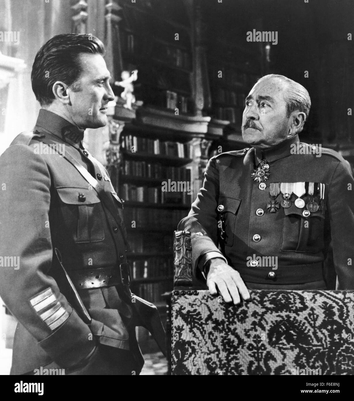 DATE DE SORTIE : Décembre 25, 1957. Titre du film : Sentiers de la gloire. STUDIO : Bryna Productions. Résumé : Dans la région de Stanley Kubrick'sSentiers de la gloire, la guerre est vue en termes de pouvoir. Cette urgence hypnotique, film sur un vrai épisode de la Seconde Guerre mondiale, J'associe l'idée que les différences de classe sont plus importants que les différences nationales à canon avec la théorie de la guerre, la théorie que les soldats ne sont que des pions entre les mains de généraux qui jouent à la guerre, c'est s'il s'agissait d'un jeu d'échecs. Le résultat de ce film a été l'apparition de l'un des grands talents dans le cinéma contemporain, le maître dont la grande Banque D'Images