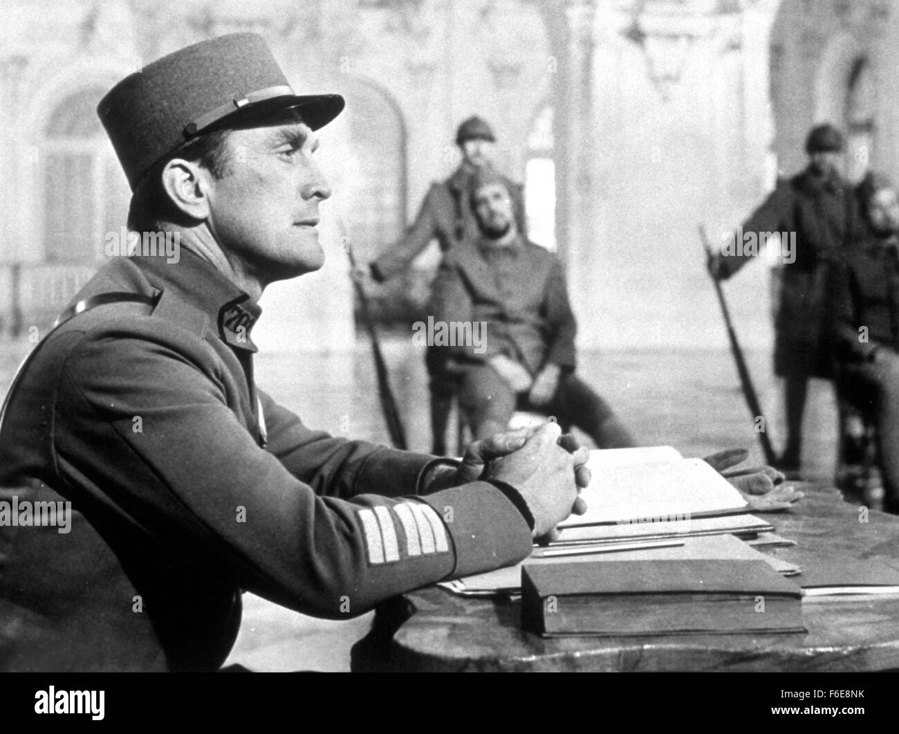 DATE DE SORTIE : Décembre 25, 1957. Titre du film : Sentiers de la gloire. STUDIO : Bryna Productions. Résumé : Dans la région de Stanley Kubrick'sSentiers de la gloire, la guerre est vue en termes de pouvoir. Cette urgence hypnotique, film sur un vrai épisode de la Seconde Guerre mondiale, J'associe l'idée que les différences de classe sont plus importants que les différences nationales à canon avec la théorie de la guerre, la théorie que les soldats ne sont que des pions entre les mains de généraux qui jouent à la guerre, c'est s'il s'agissait d'un jeu d'échecs. Le résultat de ce film a été l'apparition de l'un des grands talents dans le cinéma contemporain, le maître dont la grande Banque D'Images