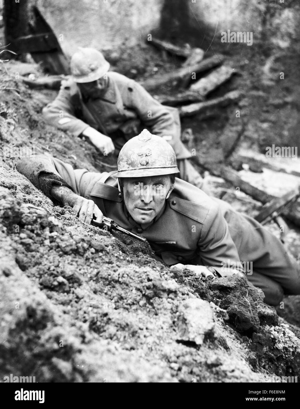 DATE DE SORTIE : Décembre 25, 1957. Titre du film : Sentiers de la gloire. STUDIO : Bryna Productions. Résumé : Dans la région de Stanley Kubrick'sSentiers de la gloire, la guerre est vue en termes de pouvoir. Cette urgence hypnotique, film sur un vrai épisode de la Seconde Guerre mondiale, J'associe l'idée que les différences de classe sont plus importants que les différences nationales à canon avec la théorie de la guerre, la théorie que les soldats ne sont que des pions entre les mains de généraux qui jouent à la guerre, c'est s'il s'agissait d'un jeu d'échecs. Le résultat de ce film a été l'apparition de l'un des grands talents dans le cinéma contemporain, le maître dont la grande Banque D'Images