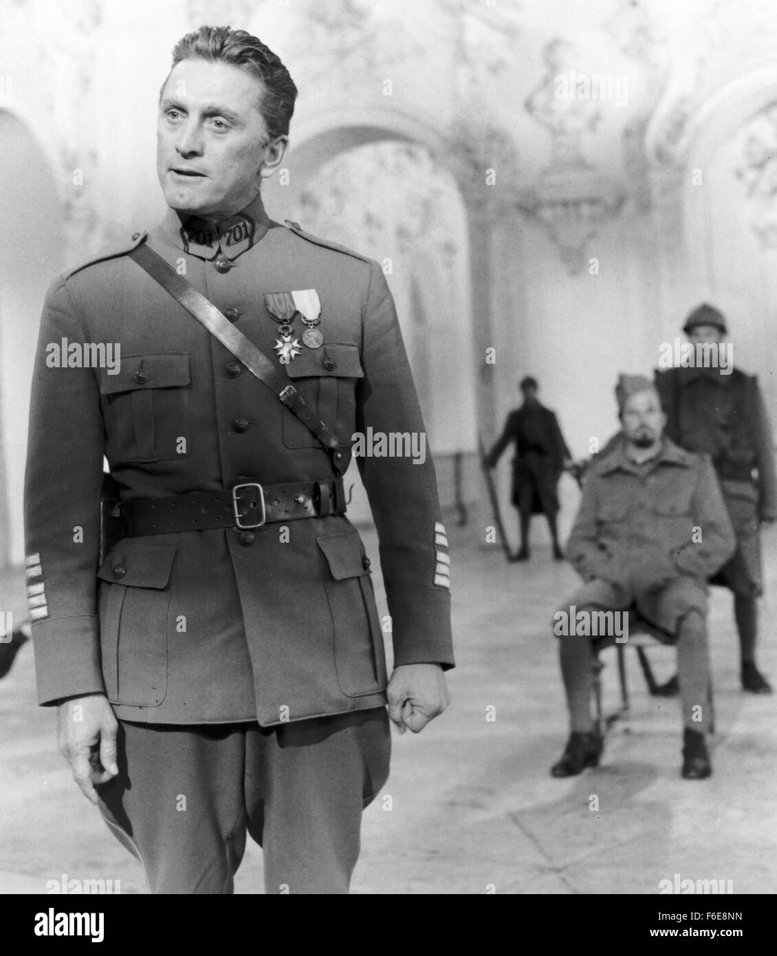 DATE DE SORTIE : Décembre 25, 1957. Titre du film : Sentiers de la gloire. STUDIO : Bryna Productions. Résumé : Dans la région de Stanley Kubrick'sSentiers de la gloire, la guerre est vue en termes de pouvoir. Cette urgence hypnotique, film sur un vrai épisode de la Seconde Guerre mondiale, J'associe l'idée que les différences de classe sont plus importants que les différences nationales à canon avec la théorie de la guerre, la théorie que les soldats ne sont que des pions entre les mains de généraux qui jouent à la guerre, c'est s'il s'agissait d'un jeu d'échecs. Le résultat de ce film a été l'apparition de l'un des grands talents dans le cinéma contemporain, le maître dont la grande Banque D'Images