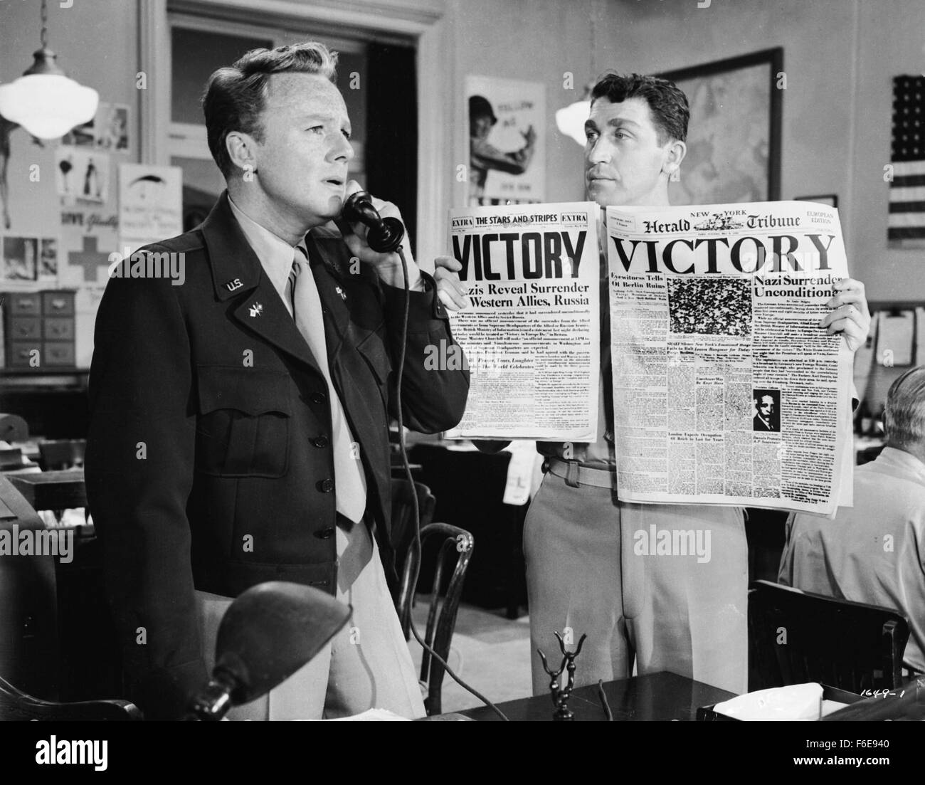 DATE DE SORTIE : Novembre 18, 1954. Titre du film : La dernière fois que j'ai vu Paris. STUDIO : Metro-Goldwyn-Mayer (MGM). PLOT : Charles retourne à Paris pour évoquer la vie qu'il a dirigé à Paris après qu'il a été libéré. Il a travaillé et onStars Stripes lorsqu'il rencontre Marion et Helen. Il se marier et être heureux d'un séjour à Paris après sa libération et travaillant pour une entreprise de presse. Il va essayer d'écrire son grand roman et qui seraient entre Charlie, sa femme et sa fille. Sur la photo : VAN JOHNSON comme Charles Wills. Banque D'Images