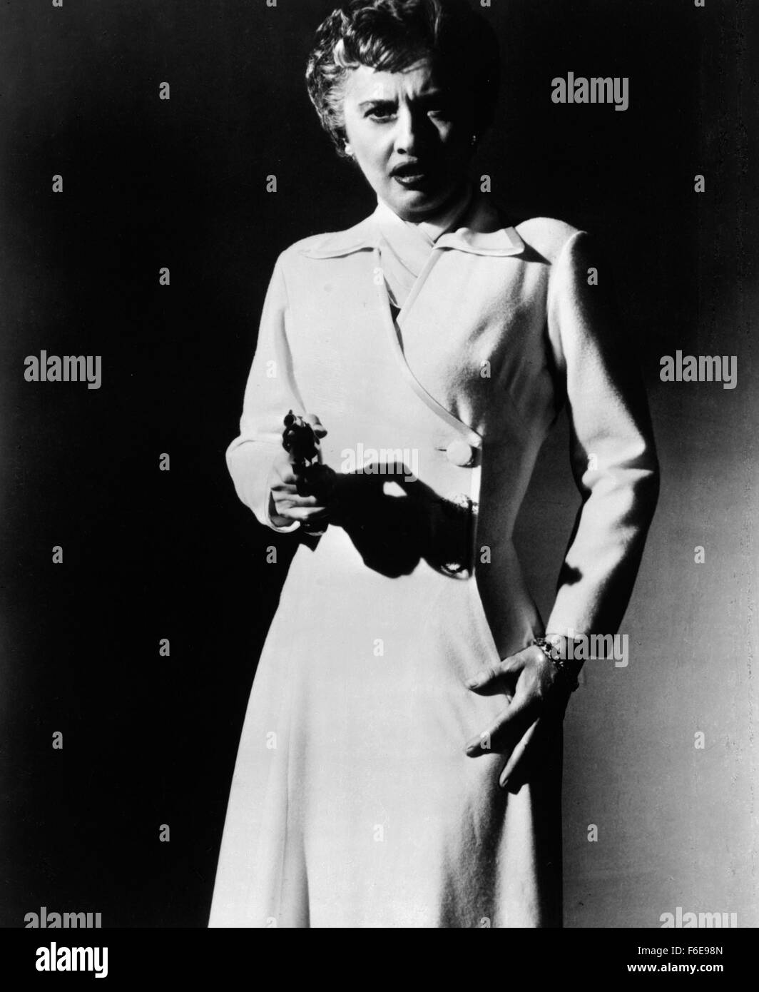 DATE DE SORTIE : 9 janvier 1957. Titre du film : Crime de passion. STUDIO : Robert Goldstein Productions. PLOT : Kathy est un élégant et robuste des conseils des années 1950 à un chroniqueur de journal de San Francisco, avec son nom affiché sur les panneaux publicitaires dans toute la ville. Un jour, Bill Doyle, un détective de Los Angeles, entre dans son bureau - il s'agit d'attraction instantanée. Après avoir épousé Bill, Kathy renonce à sa carrière et devient une femme au foyer. Cependant, elle n'est pas votre typique années 50, femme au foyer. Après avoir accueilli plusieurs cocktails dans leur vallée de San Fernando à la maison, elle se rend compte que le projet de loi est content de sa position, et montre Banque D'Images