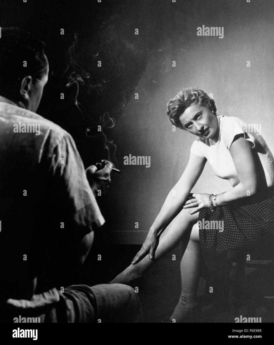 DATE DE SORTIE : 9 janvier 1957. Titre du film : Crime de passion. STUDIO : Robert Goldstein Productions. PLOT : Kathy est un élégant et robuste des conseils des années 1950 à un chroniqueur de journal de San Francisco, avec son nom affiché sur les panneaux publicitaires dans toute la ville. Un jour, Bill Doyle, un détective de Los Angeles, entre dans son bureau - il s'agit d'attraction instantanée. Après avoir épousé Bill, Kathy renonce à sa carrière et devient une femme au foyer. Cependant, elle n'est pas votre typique années 50, femme au foyer. Après avoir accueilli plusieurs cocktails dans leur vallée de San Fernando à la maison, elle se rend compte que le projet de loi est content de sa position, et montre Banque D'Images