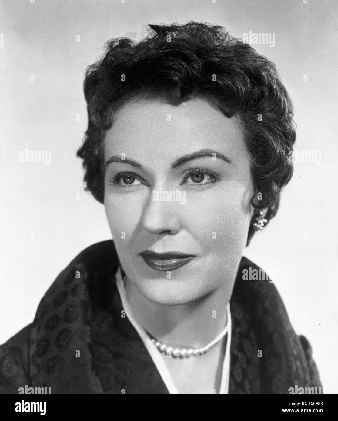 DATE DE SORTIE : 9 janvier 1957. Titre du film : Crime de passion. STUDIO : Robert Goldstein Productions. PLOT : Kathy est un élégant et robuste des conseils des années 1950 à un chroniqueur de journal de San Francisco, avec son nom affiché sur les panneaux publicitaires dans toute la ville. Un jour, Bill Doyle, un détective de Los Angeles, entre dans son bureau - il s'agit d'attraction instantanée. Après avoir épousé Bill, Kathy renonce à sa carrière et devient une femme au foyer. Cependant, elle n'est pas votre typique années 50, femme au foyer. Après avoir accueilli plusieurs cocktails dans leur vallée de San Fernando à la maison, elle se rend compte que le projet de loi est content de sa position, et montre Banque D'Images