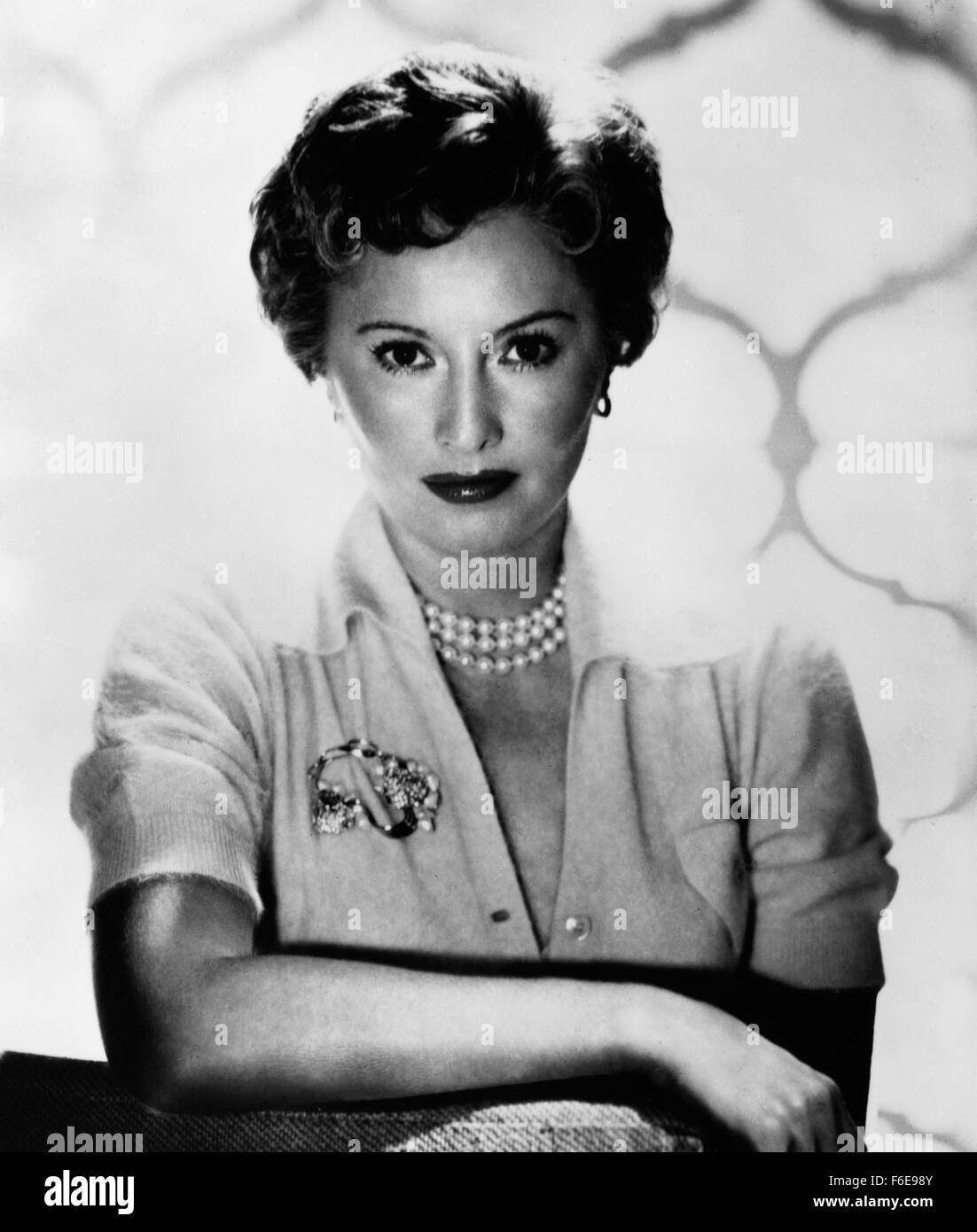 DATE DE SORTIE : 9 janvier 1957. Titre du film : Crime de passion. STUDIO : Robert Goldstein Productions. PLOT : Kathy est un élégant et robuste des conseils des années 1950 à un chroniqueur de journal de San Francisco, avec son nom affiché sur les panneaux publicitaires dans toute la ville. Un jour, Bill Doyle, un détective de Los Angeles, entre dans son bureau - il s'agit d'attraction instantanée. Après avoir épousé Bill, Kathy renonce à sa carrière et devient une femme au foyer. Cependant, elle n'est pas votre typique années 50, femme au foyer. Après avoir accueilli plusieurs cocktails dans leur vallée de San Fernando à la maison, elle se rend compte que le projet de loi est content de sa position, et montre Banque D'Images