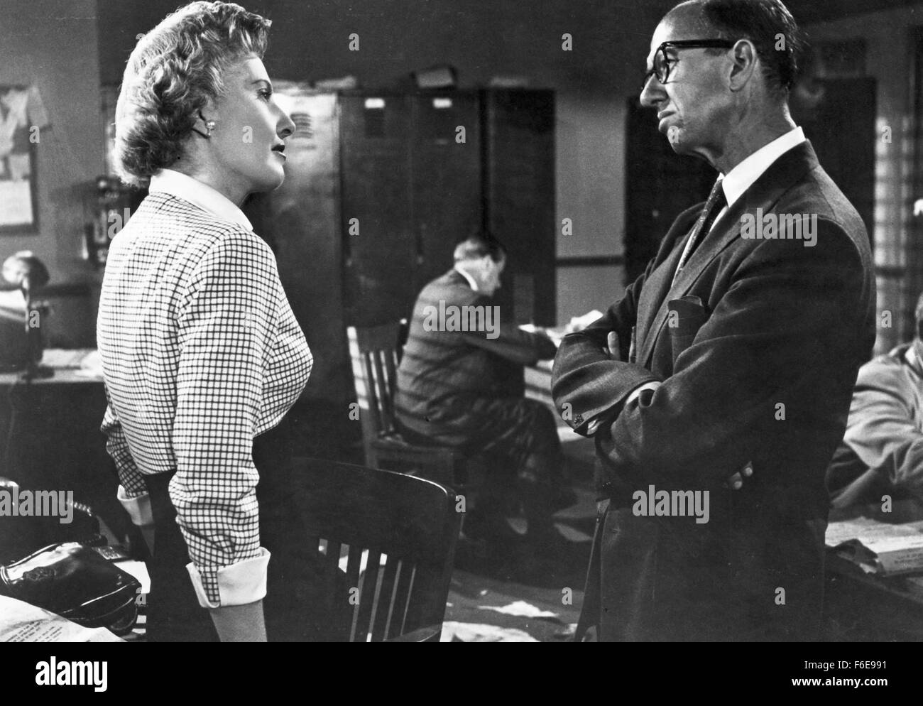 DATE DE SORTIE : 9 janvier 1957. Titre du film : Crime de passion. STUDIO : Robert Goldstein Productions. PLOT : Kathy est un élégant et robuste des conseils des années 1950 à un chroniqueur de journal de San Francisco, avec son nom affiché sur les panneaux publicitaires dans toute la ville. Un jour, Bill Doyle, un détective de Los Angeles, entre dans son bureau - il s'agit d'attraction instantanée. Après avoir épousé Bill, Kathy renonce à sa carrière et devient une femme au foyer. Cependant, elle n'est pas votre typique années 50, femme au foyer. Après avoir accueilli plusieurs cocktails dans leur vallée de San Fernando à la maison, elle se rend compte que le projet de loi est content de sa position, et montre Banque D'Images