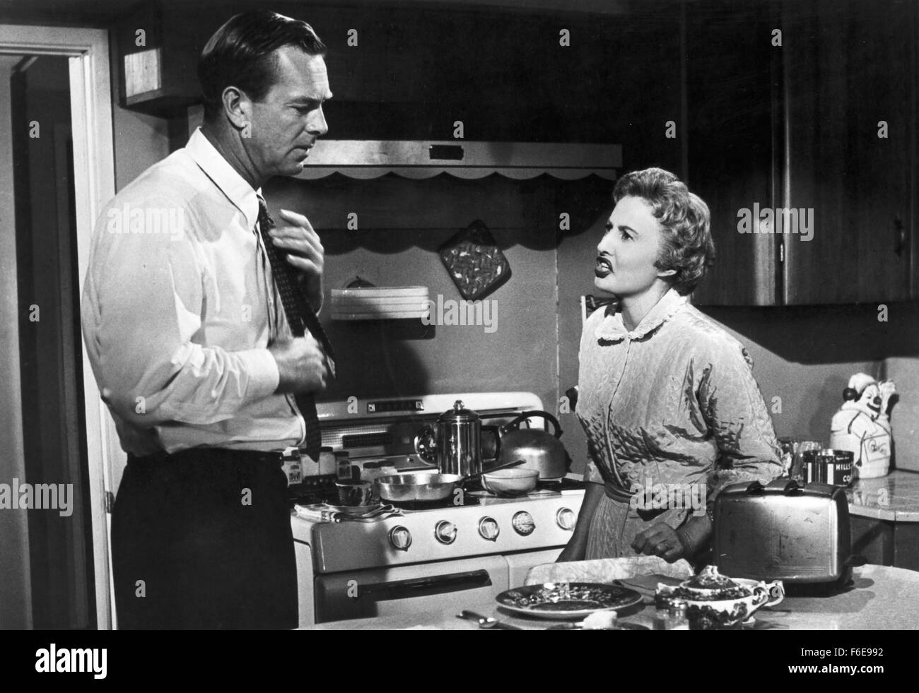 DATE DE SORTIE : 9 janvier 1957. Titre du film : Crime de passion. STUDIO : Robert Goldstein Productions. PLOT : Kathy est un élégant et robuste des conseils des années 1950 à un chroniqueur de journal de San Francisco, avec son nom affiché sur les panneaux publicitaires dans toute la ville. Un jour, Bill Doyle, un détective de Los Angeles, entre dans son bureau - il s'agit d'attraction instantanée. Après avoir épousé Bill, Kathy renonce à sa carrière et devient une femme au foyer. Cependant, elle n'est pas votre typique années 50, femme au foyer. Après avoir accueilli plusieurs cocktails dans leur vallée de San Fernando à la maison, elle se rend compte que le projet de loi est content de sa position, et montre Banque D'Images