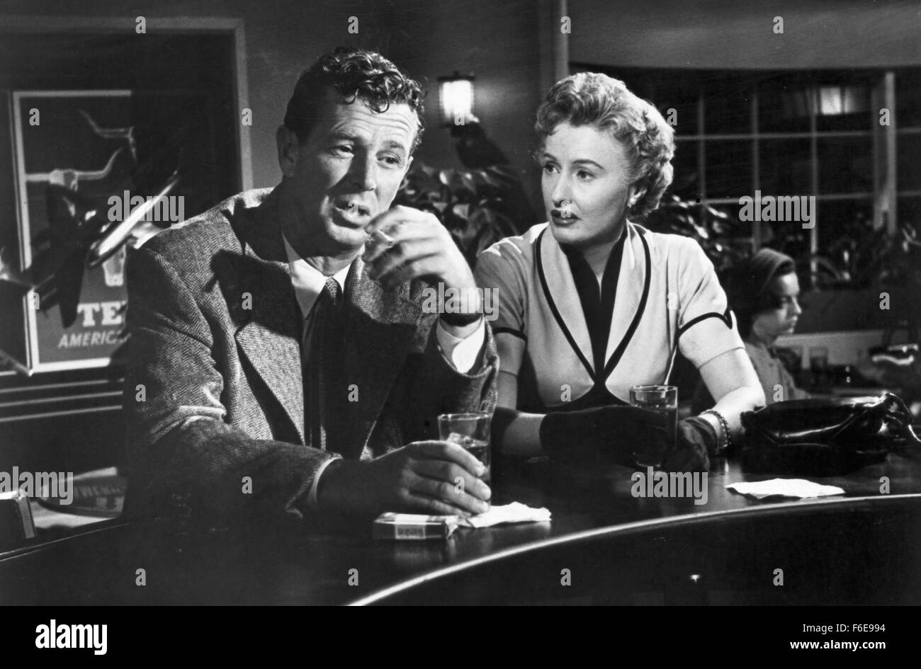 DATE DE SORTIE : 9 janvier 1957. Titre du film : Crime de passion. STUDIO : Robert Goldstein Productions. PLOT : Kathy est un élégant et robuste des conseils des années 1950 à un chroniqueur de journal de San Francisco, avec son nom affiché sur les panneaux publicitaires dans toute la ville. Un jour, Bill Doyle, un détective de Los Angeles, entre dans son bureau - il s'agit d'attraction instantanée. Après avoir épousé Bill, Kathy renonce à sa carrière et devient une femme au foyer. Cependant, elle n'est pas votre typique années 50, femme au foyer. Après avoir accueilli plusieurs cocktails dans leur vallée de San Fernando à la maison, elle se rend compte que le projet de loi est content de sa position, et montre Banque D'Images