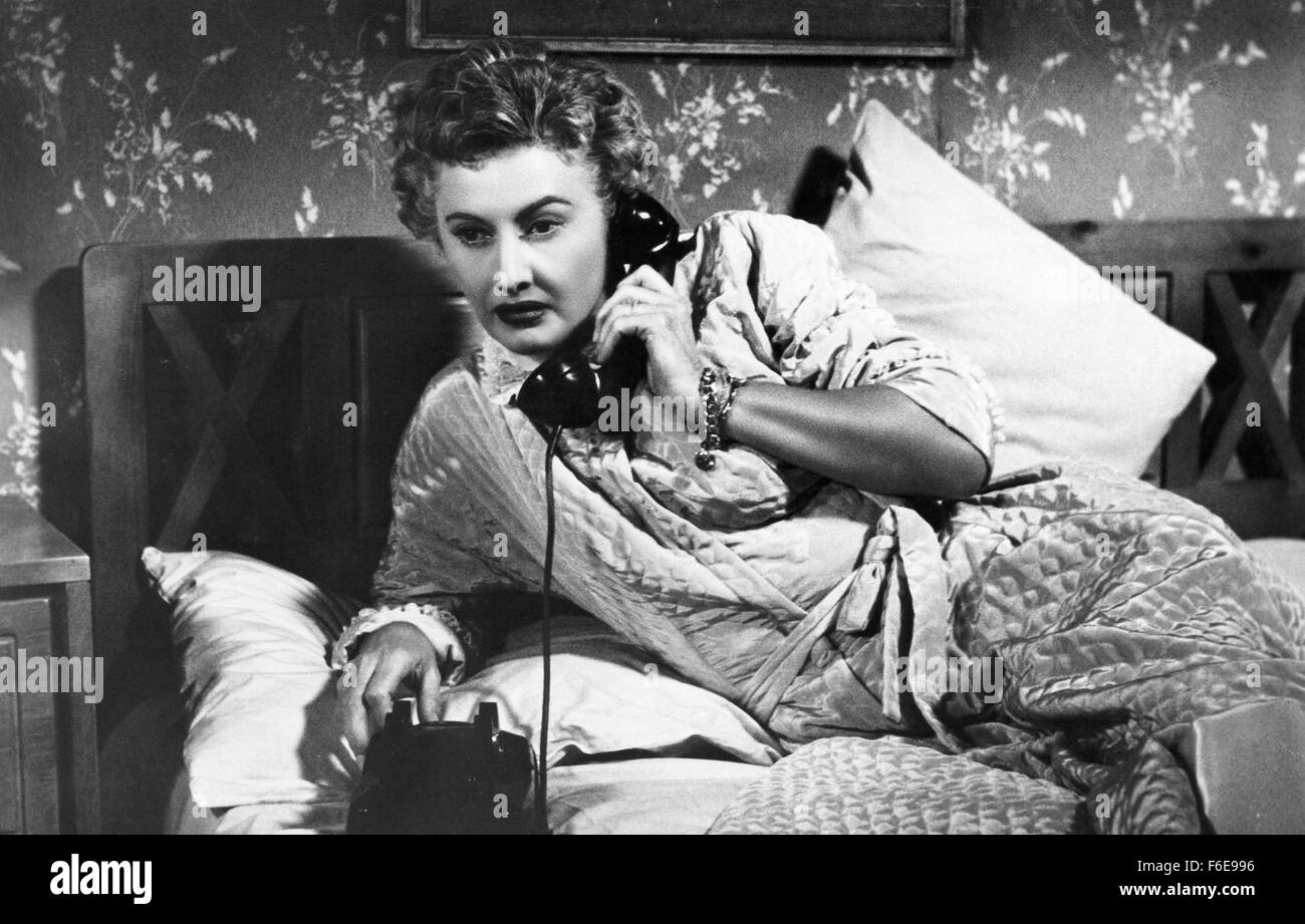 DATE DE SORTIE : 9 janvier 1957. Titre du film : Crime de passion. STUDIO : Robert Goldstein Productions. PLOT : Kathy est un élégant et robuste des conseils des années 1950 à un chroniqueur de journal de San Francisco, avec son nom affiché sur les panneaux publicitaires dans toute la ville. Un jour, Bill Doyle, un détective de Los Angeles, entre dans son bureau - il s'agit d'attraction instantanée. Après avoir épousé Bill, Kathy renonce à sa carrière et devient une femme au foyer. Cependant, elle n'est pas votre typique années 50, femme au foyer. Après avoir accueilli plusieurs cocktails dans leur vallée de San Fernando à la maison, elle se rend compte que le projet de loi est content de sa position, et montre Banque D'Images