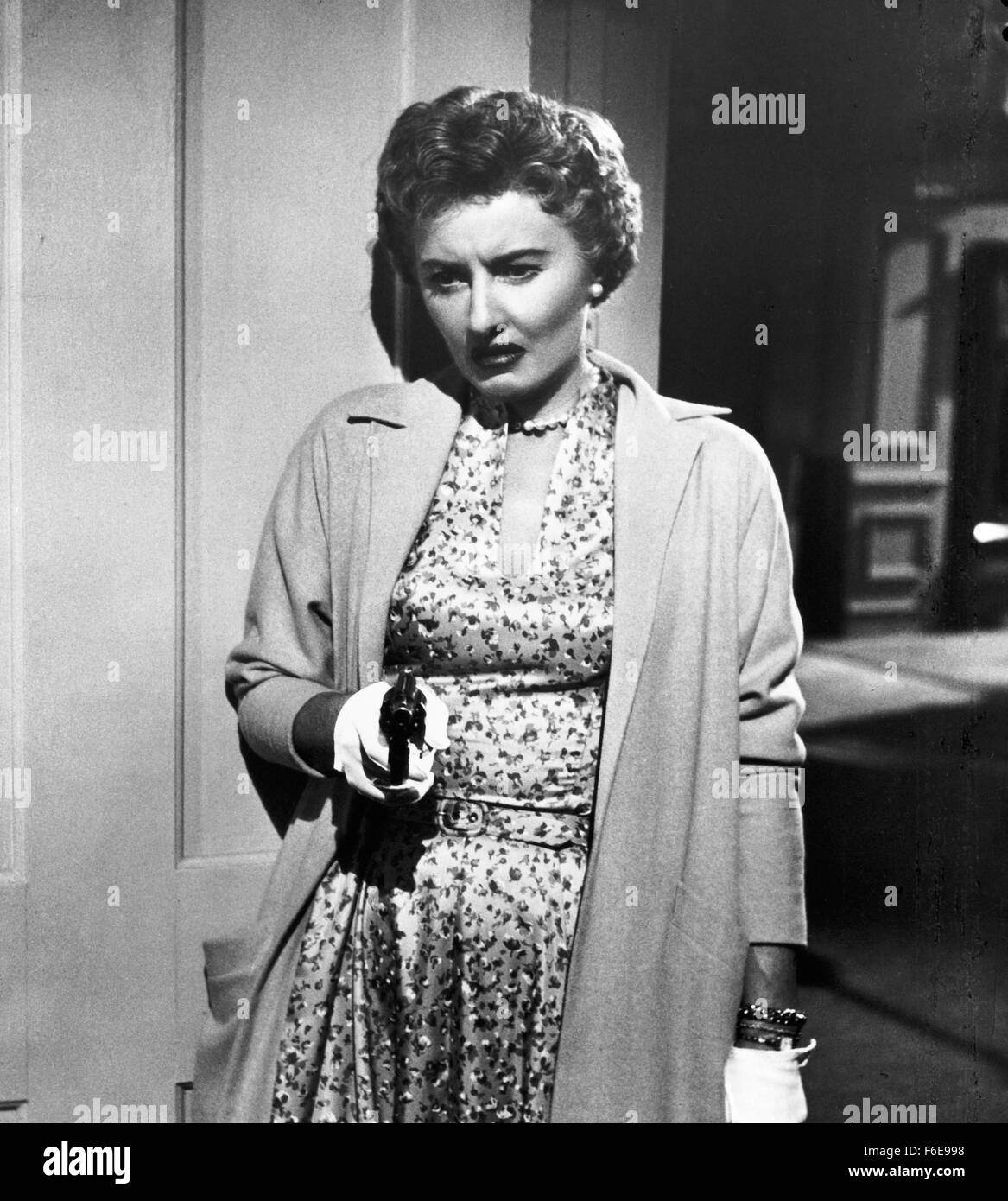 DATE DE SORTIE : 9 janvier 1957. Titre du film : Crime de passion. STUDIO : Robert Goldstein Productions. PLOT : Kathy est un élégant et robuste des conseils des années 1950 à un chroniqueur de journal de San Francisco, avec son nom affiché sur les panneaux publicitaires dans toute la ville. Un jour, Bill Doyle, un détective de Los Angeles, entre dans son bureau - il s'agit d'attraction instantanée. Après avoir épousé Bill, Kathy renonce à sa carrière et devient une femme au foyer. Cependant, elle n'est pas votre typique années 50, femme au foyer. Après avoir accueilli plusieurs cocktails dans leur vallée de San Fernando à la maison, elle se rend compte que le projet de loi est content de sa position, et montre Banque D'Images